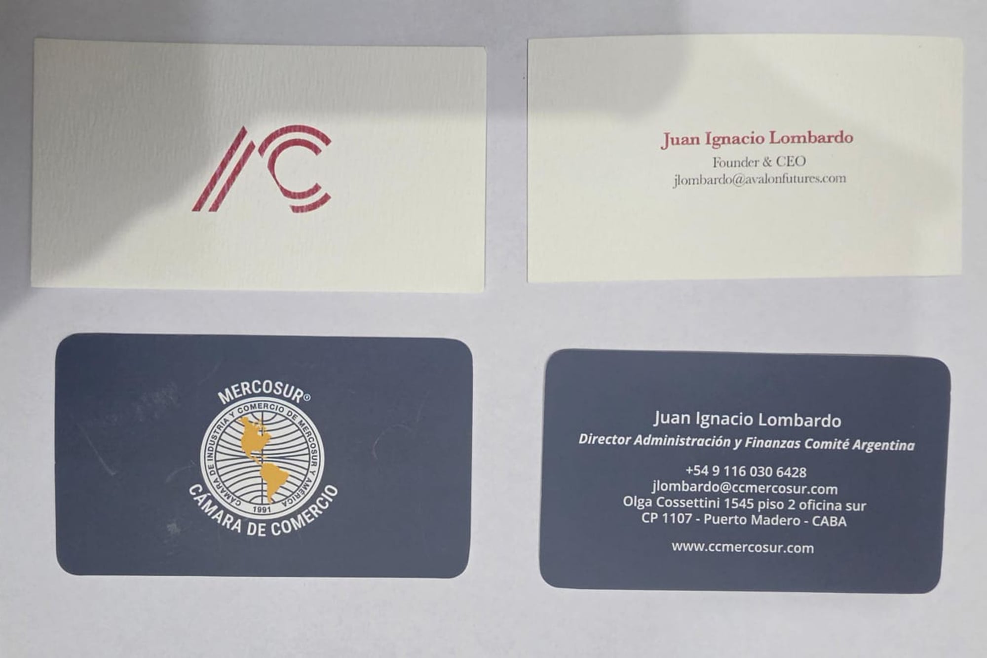 Las tarjetas que usaba como presentación el sospechoso prófugo