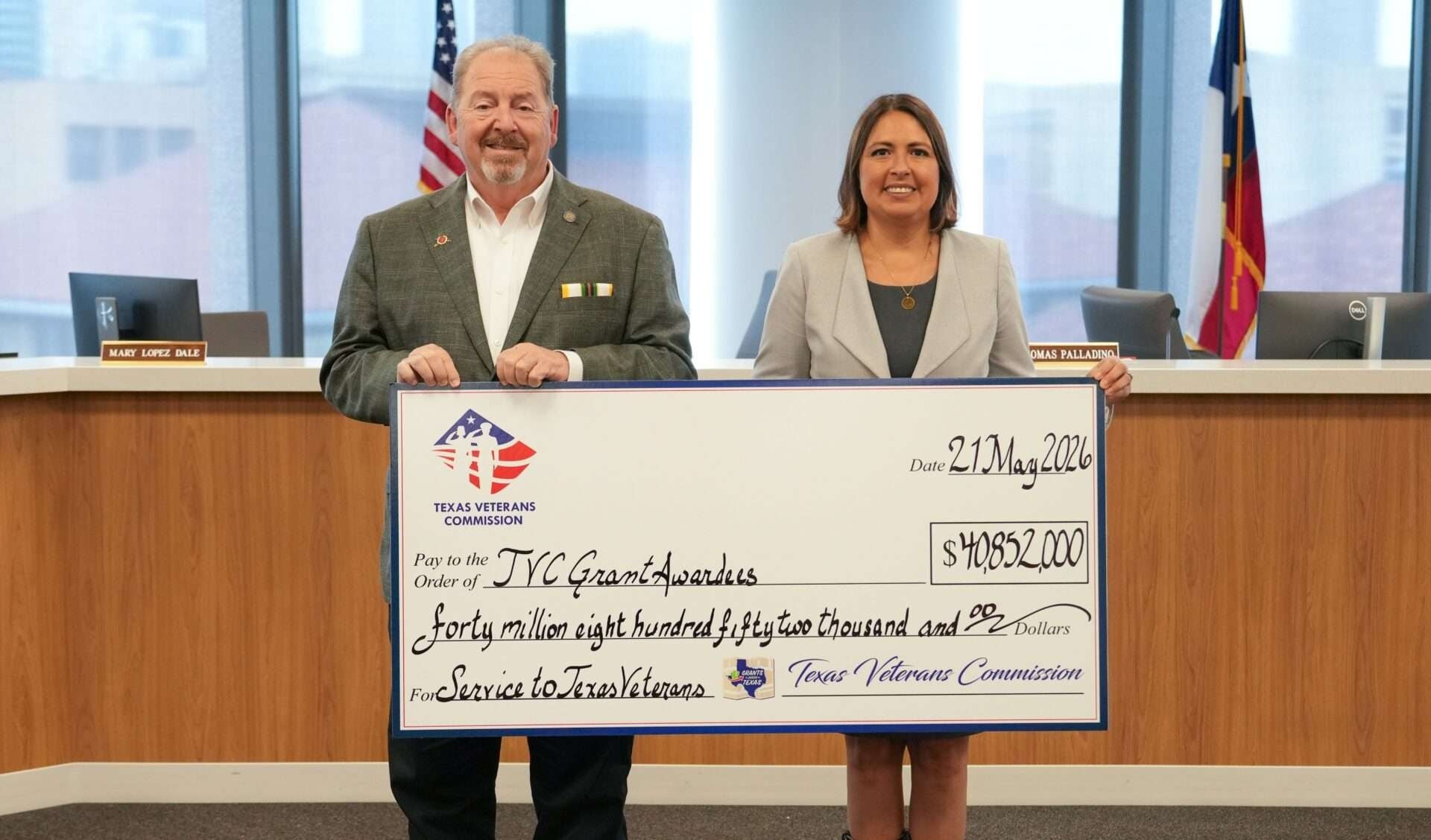Representantes de la Comisión de Veteranos de Texas recibieron un cheque simbólico por parte del gobierno del estado