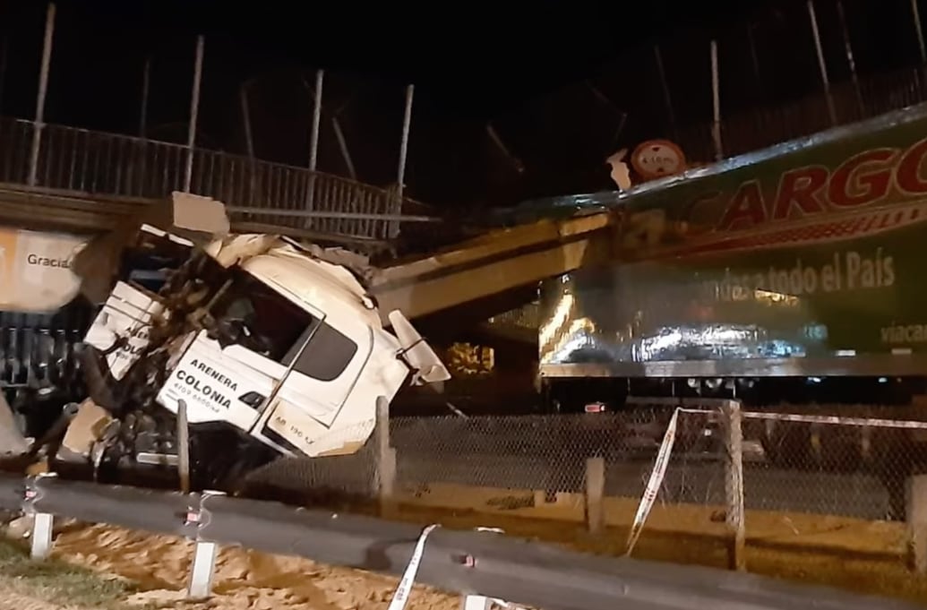 Perdió el control del camión en la ruta 9, chocó contra un puente y lo derribó