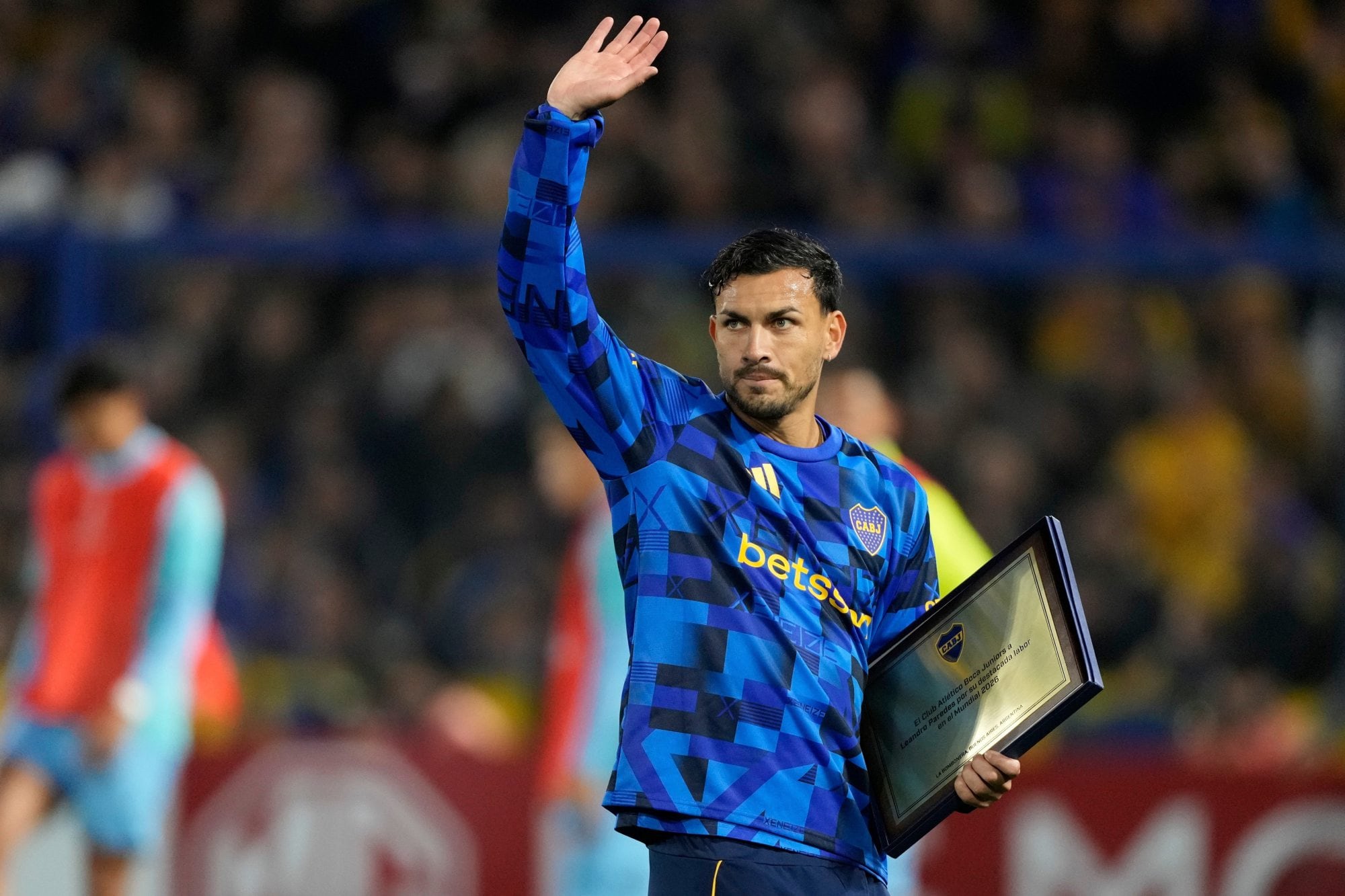 El jugador recibió una plaqueta en reconocimiento por su desempeño en el último Mundial