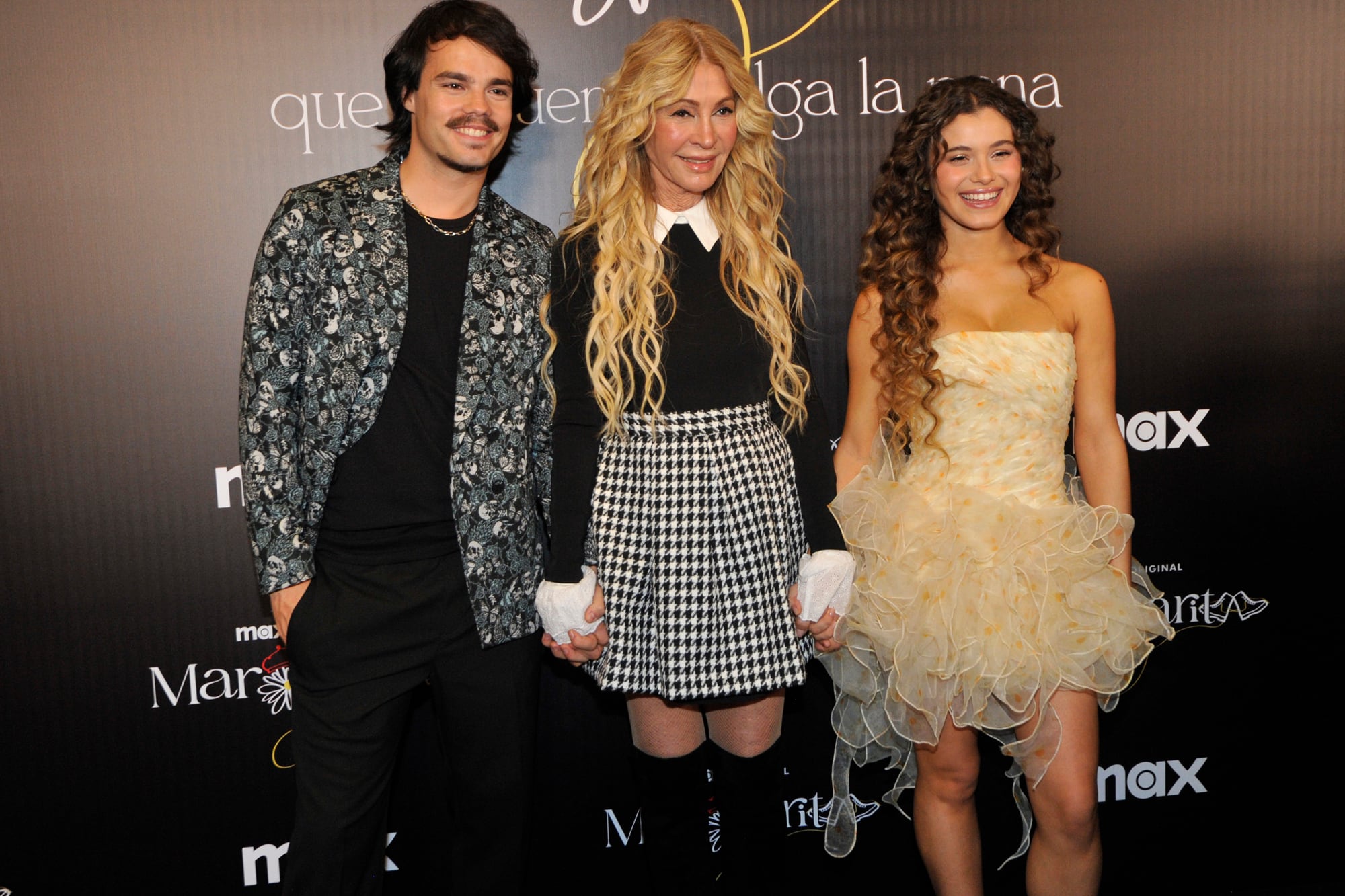 Cris Morena junto a los dos protagonistas de Margarita, Mora Bianchi y Toti Spangenberg