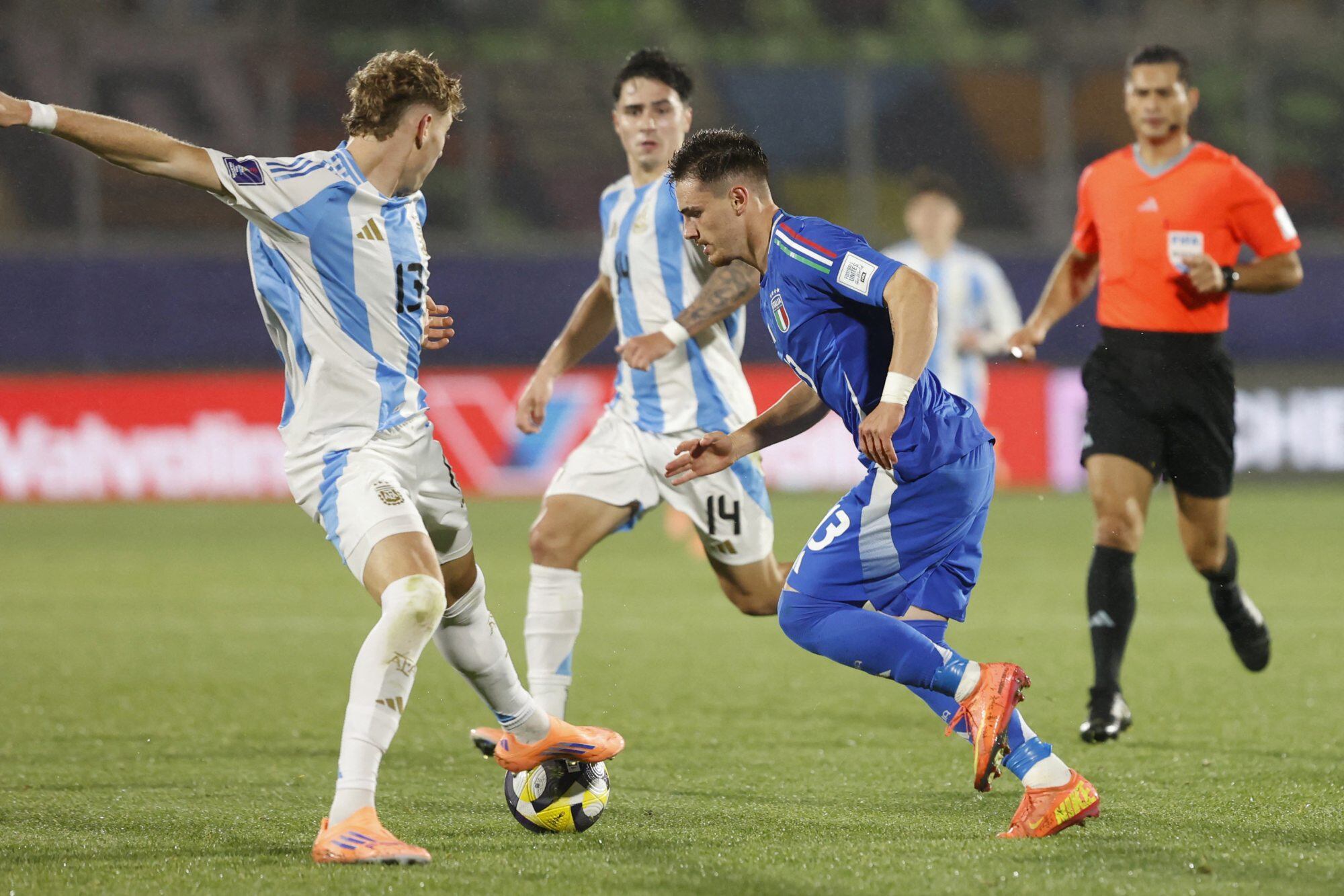 Valente Pierani y Emanuel Benjamin, en una lucha dura y pareja