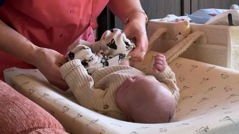 El servicio incluye desde cuidar al recién nacido hasta cambiar las sábanas