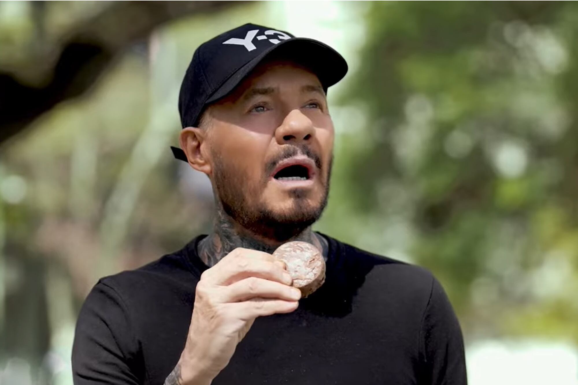 Fiel a su estilo, Tinelli presentó una apertura que tuvo como protagonistas a un alfajor, a su historia televisiva y a Mario Pergolini