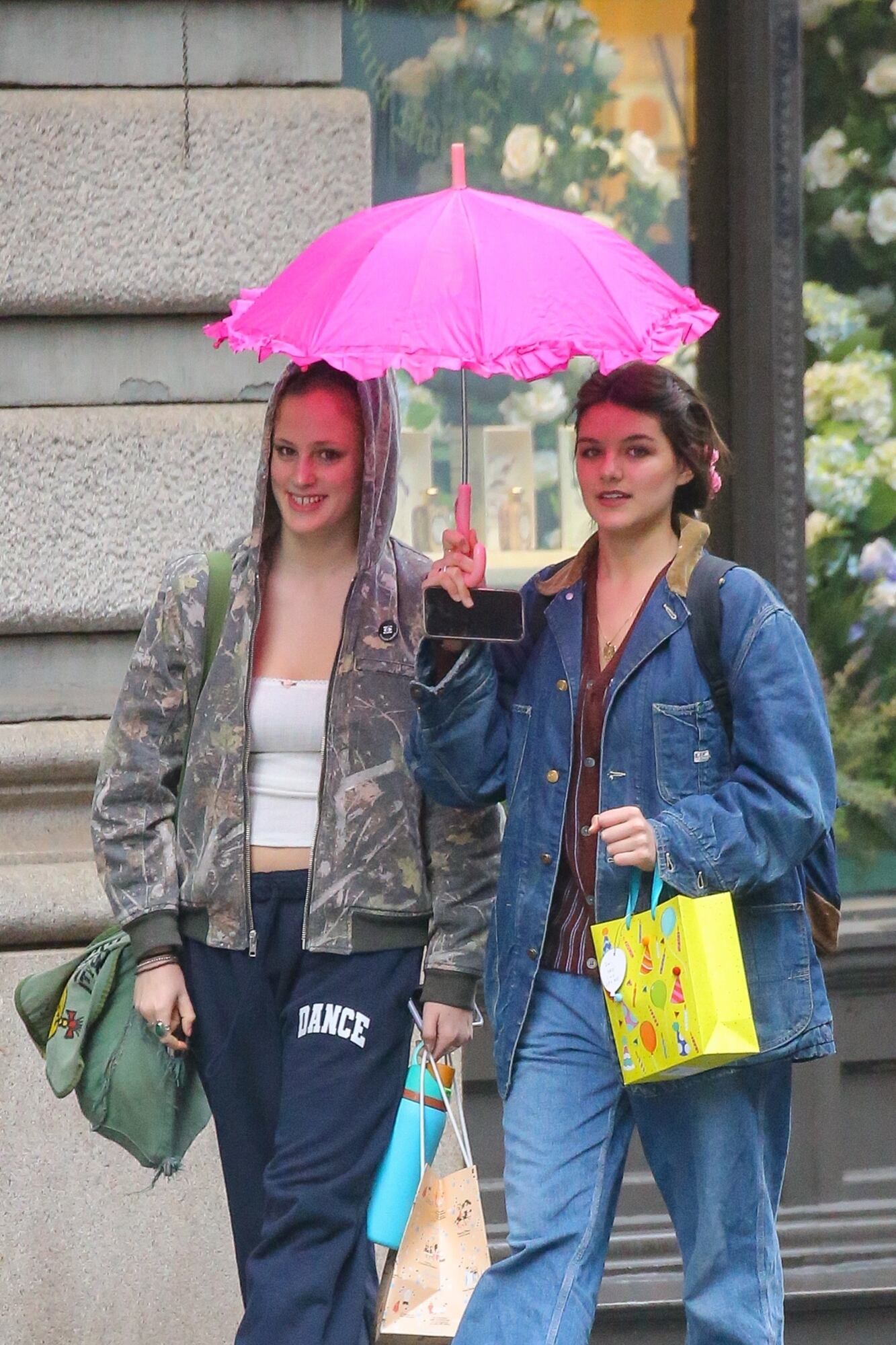 Suri junto a una amiga en el día de su cumpleaños 18. Para resguardarse de la lluvia, optó por un paraguas rosa con volados