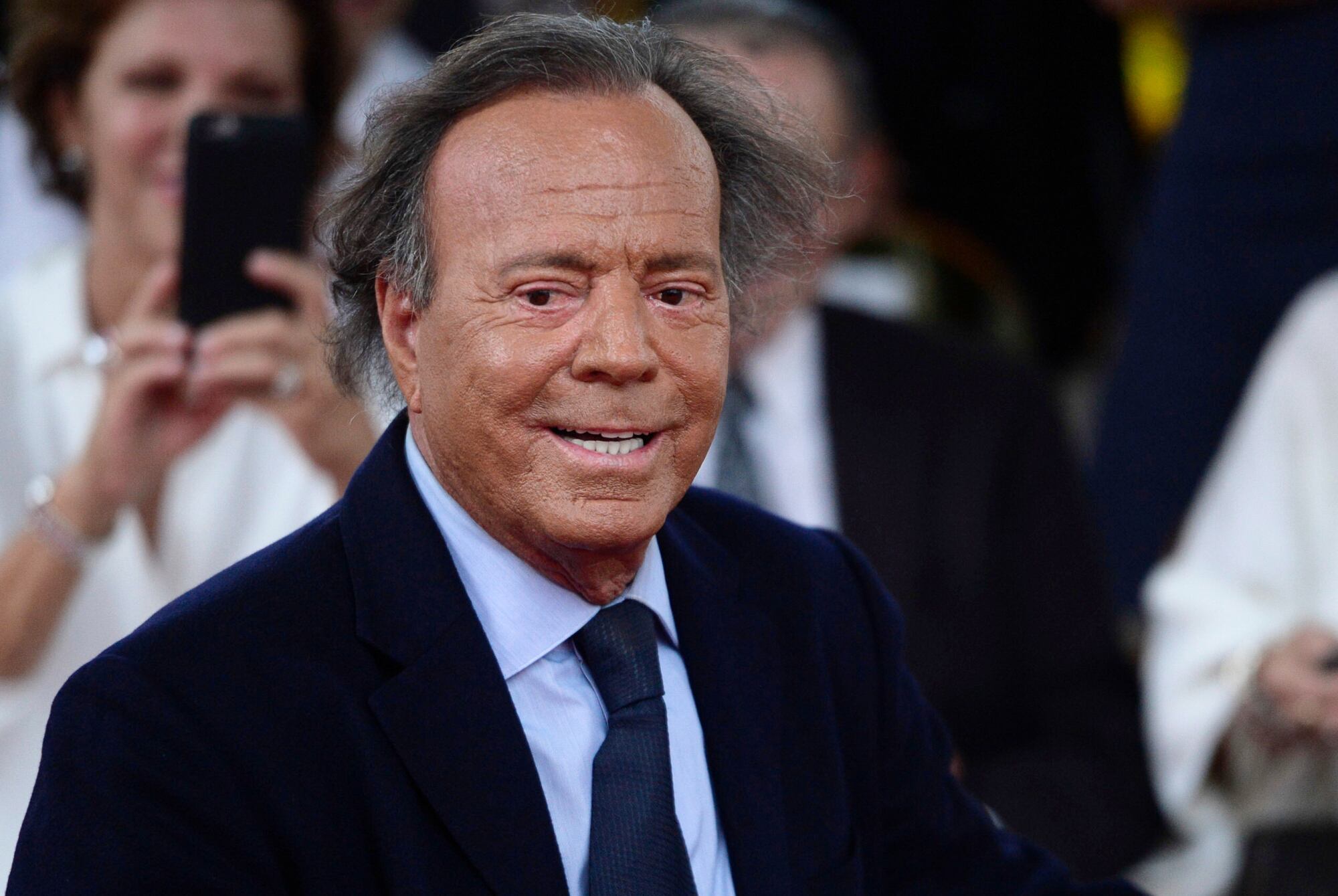 Julio Iglesias quedó en el ojo de la tormenta tras la denuncia de dos exempleadas