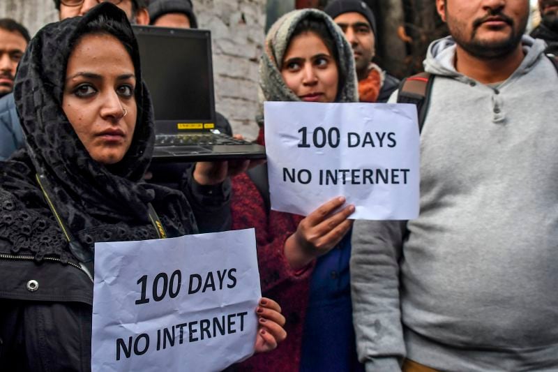Periodistas de la región de Cachemira, en India, protestan por el apagón de internet definido por el gobierno indio en octubre de 2019