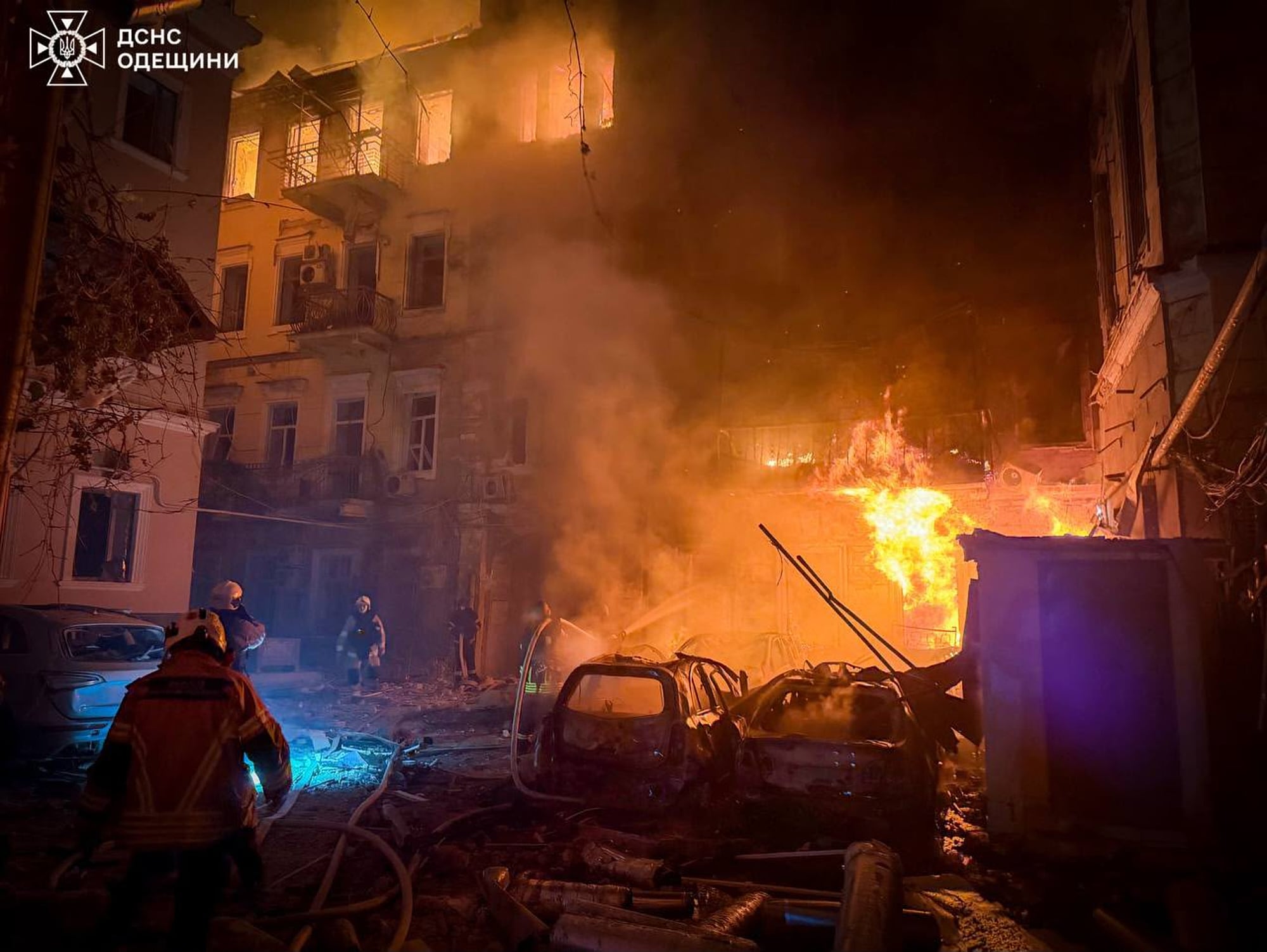 En esta imagen proporcionada por el Servicio Ucraniano de Emergencias, personal de emergencias trabaja para extinguir un incendio en edificios residenciales tras un ataque ruso en Odesa, Ucrania, el domingo 9 de agosto de 2026