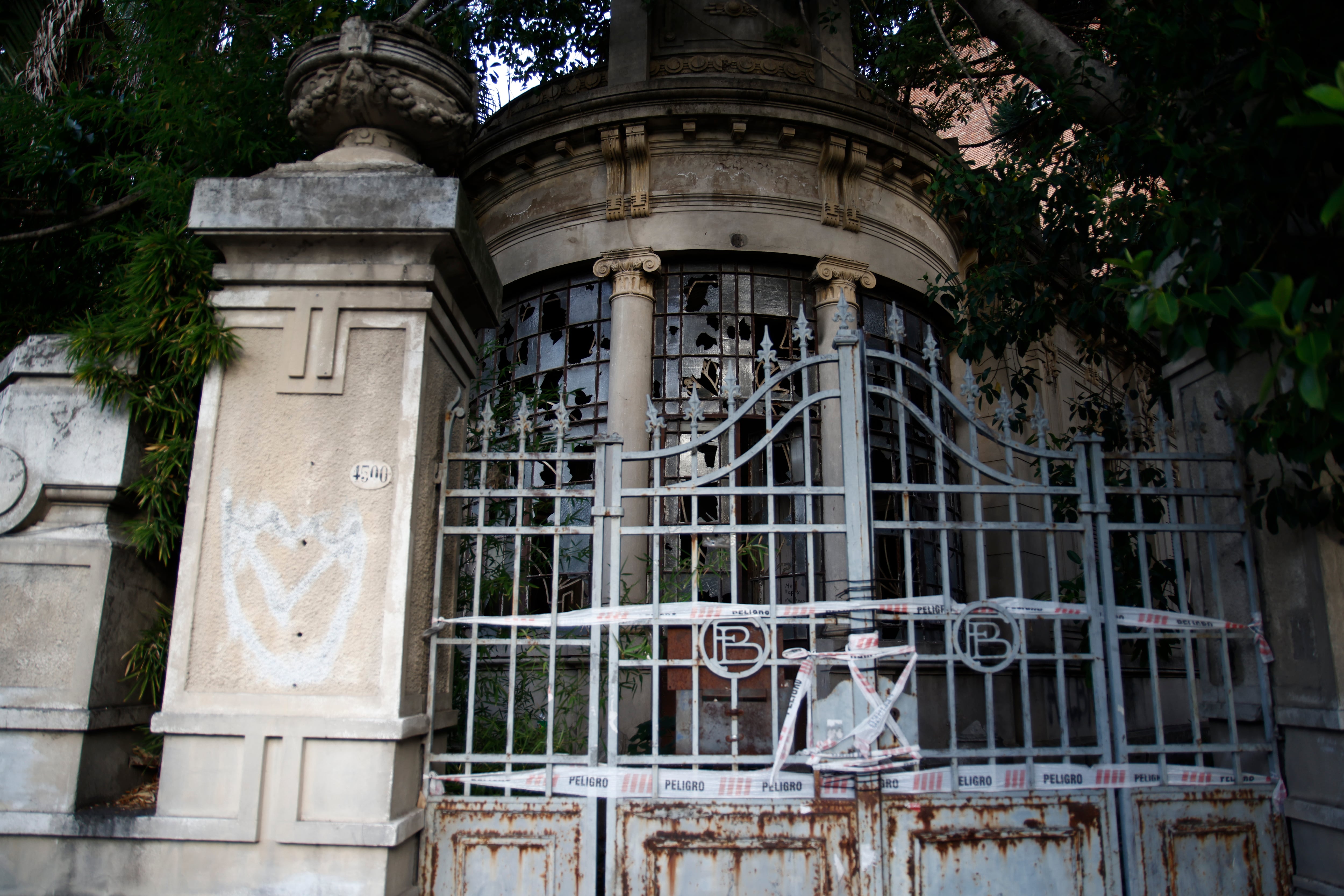 Vecinos de Villa Devoto volvieron a movilizarse para exigir la protección de la Casa Beiró, tras un nuevo incendio