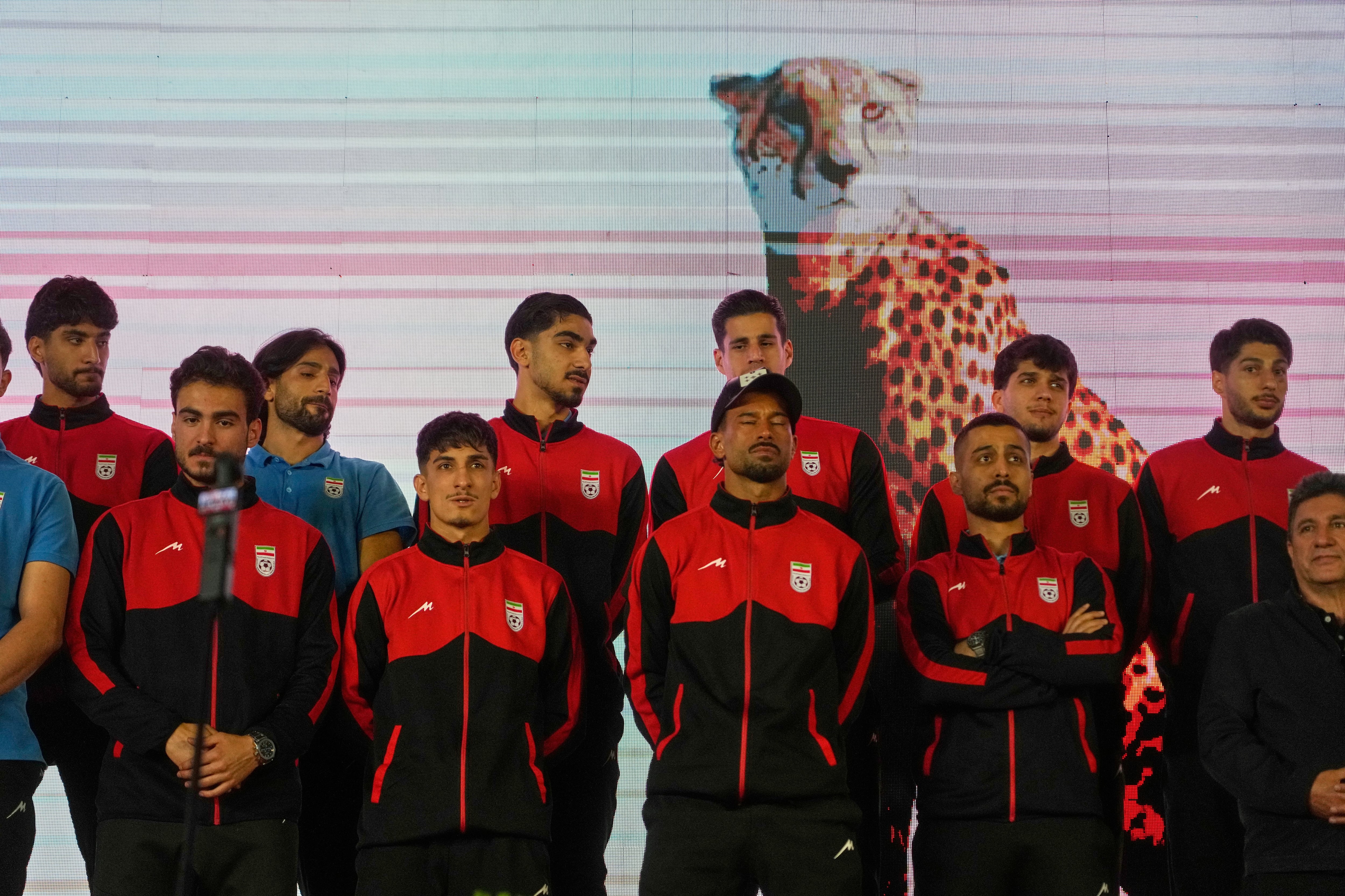 Jugadores de la selección de Irán saludan a la afición durante un evento organizado para el gobierno antes de que el equipo se dirija a su campamento y juegos de preparación en Turquía antes de la Copa Mundial el miércoles 13 de mayo de 2026. (AP Foto/Vahid Salemi)