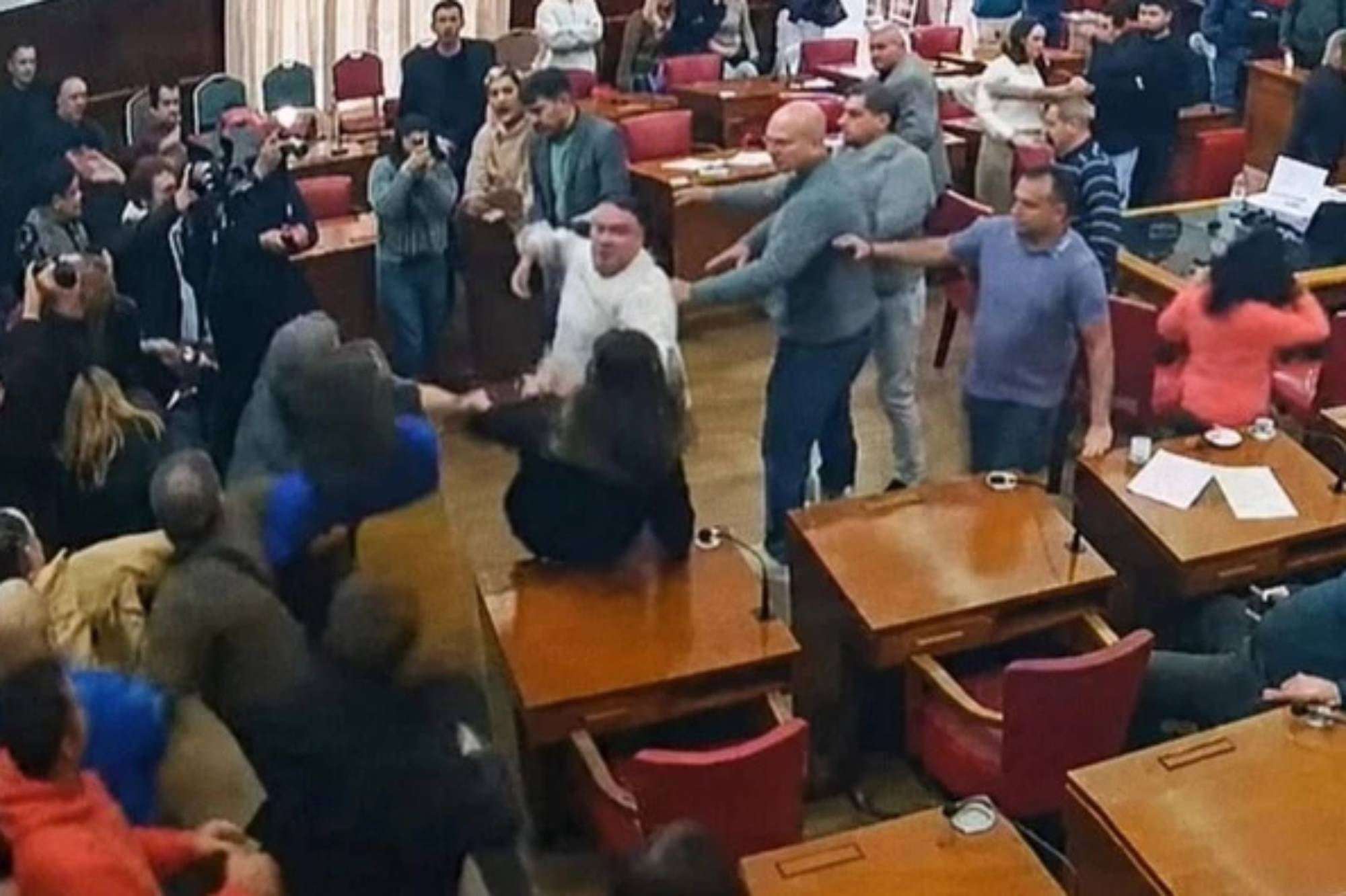 así fue la violenta pelea a las trompadas e insultos entre taxistas y choferes de aplicaciones