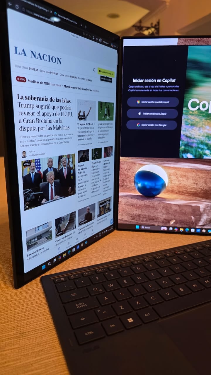 Una vista de la Asus Zenbook Duo 2026 puesta de lado; la pantalla puede rotar sin problemas
