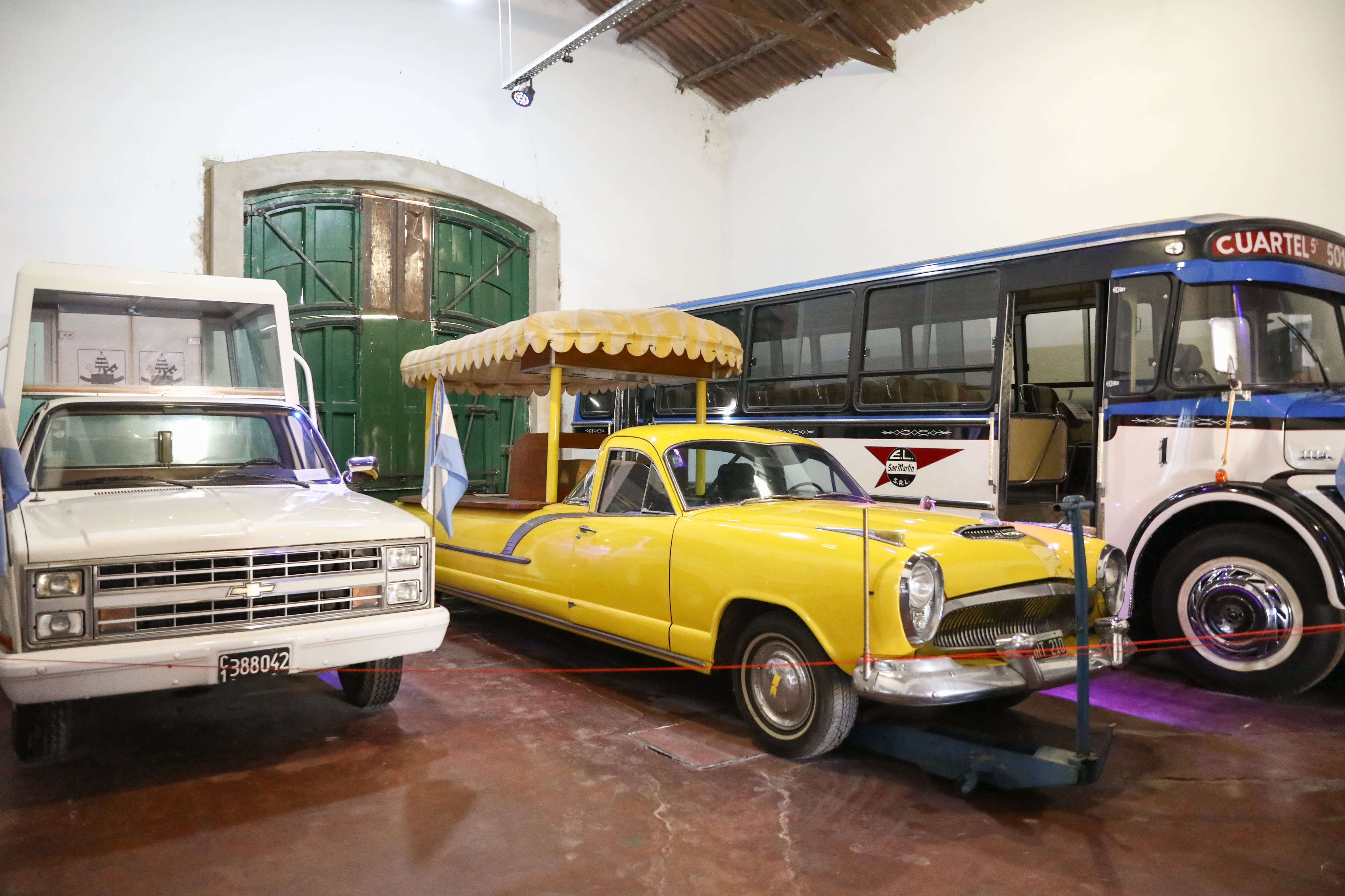 Papamóvil y el colectivo sagrado, el 501, en el que viajó Juan Pablo II, el 11 de junio de 1982, en el Museo del Automóvil de Luján.