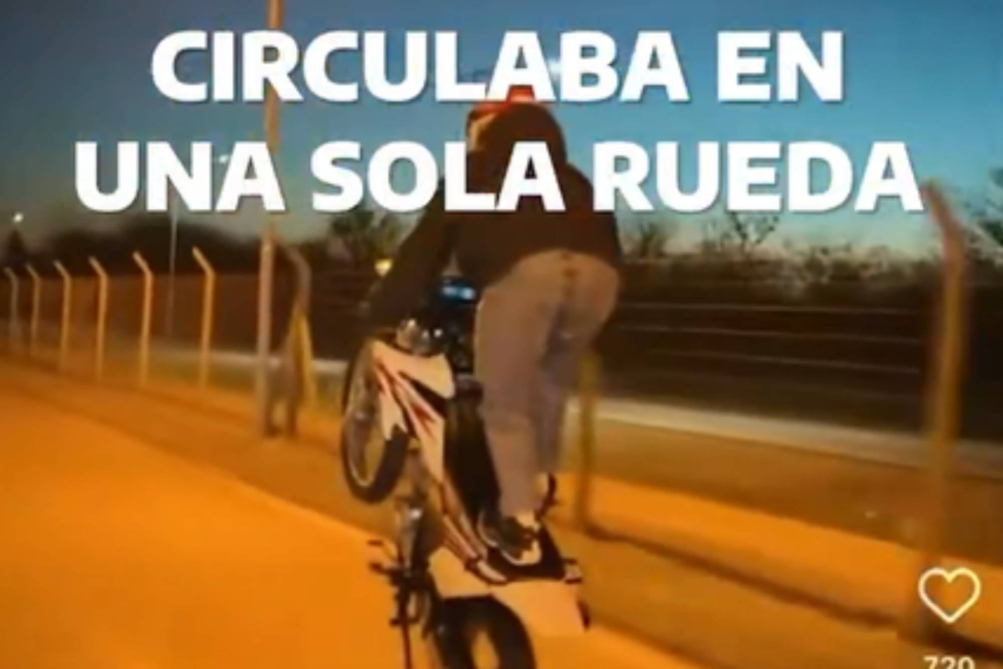 Hacía “wheelie”y zigzagueaba entre los autos parado en el asiento: le suspendieron la licencia hasta 2099
