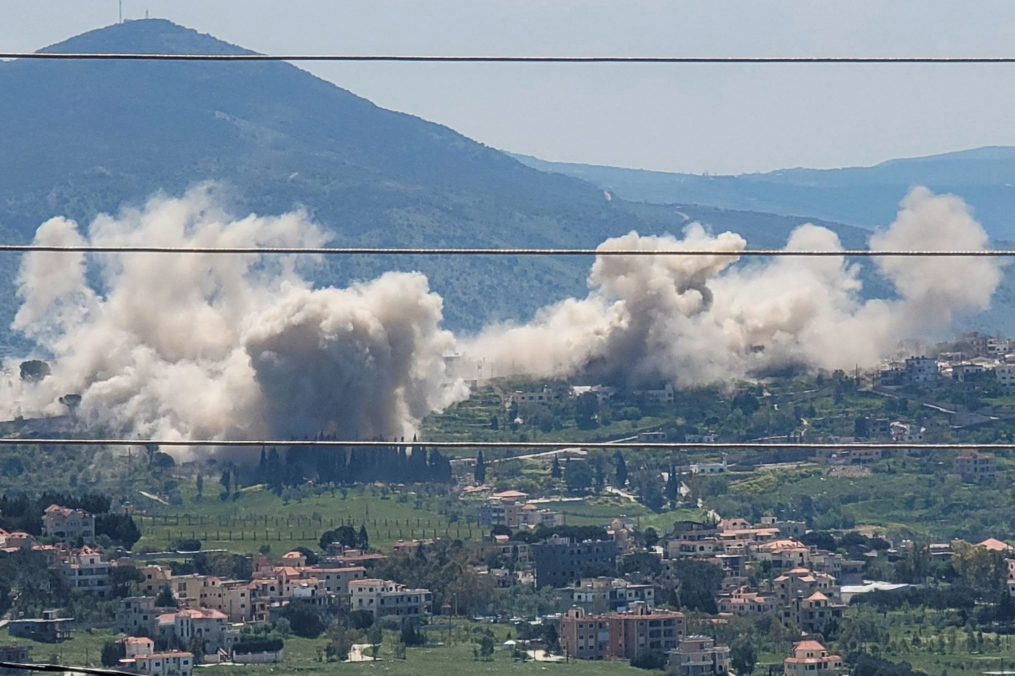 El 25 de abril de 2026, se observa una densa columna de humo proveniente de explosiones en la aldea de Khiam, al sur del Líbano, donde el ejército israelí detonó viviendas (Foto: AFP)