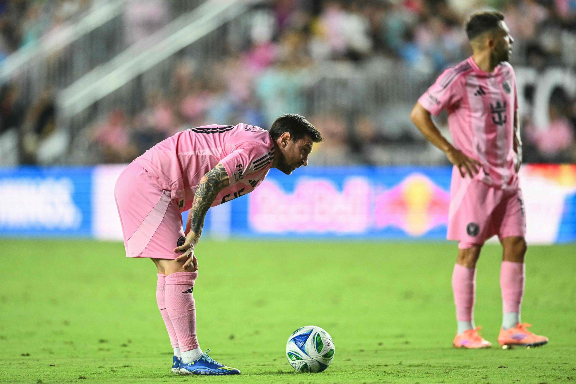 Leo Messi, antes de un fallido tiro libre