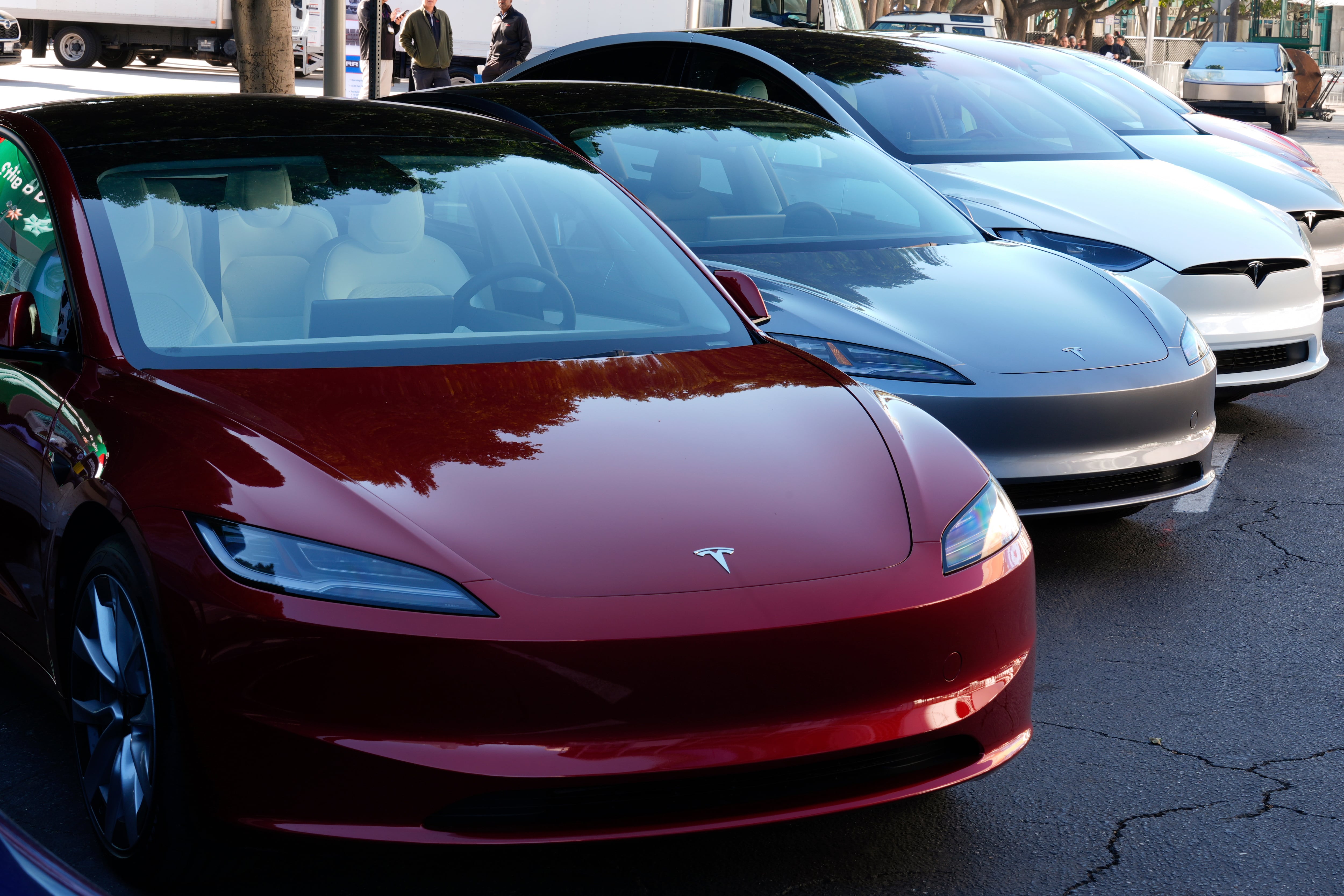 ARCHIVO - Vehículos Tesla son exhibidos en la muestra automotriz AutoMobility LA, el jueves 21 de noviembre de 2024, en Los Ángeles. (AP Foto/Damian Dovarganes, archivo)