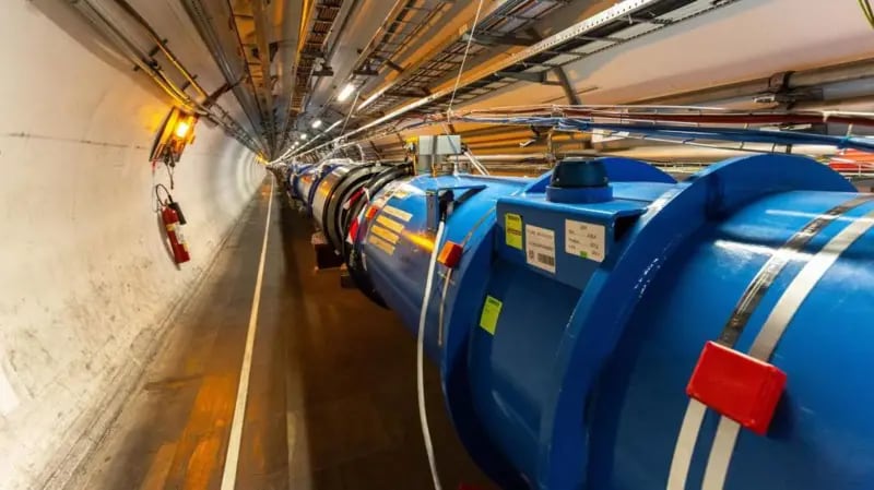 El helio líquido se utiliza para enfriar los imanes superconductores en instalaciones como el Gran Colisionador de Hadrones