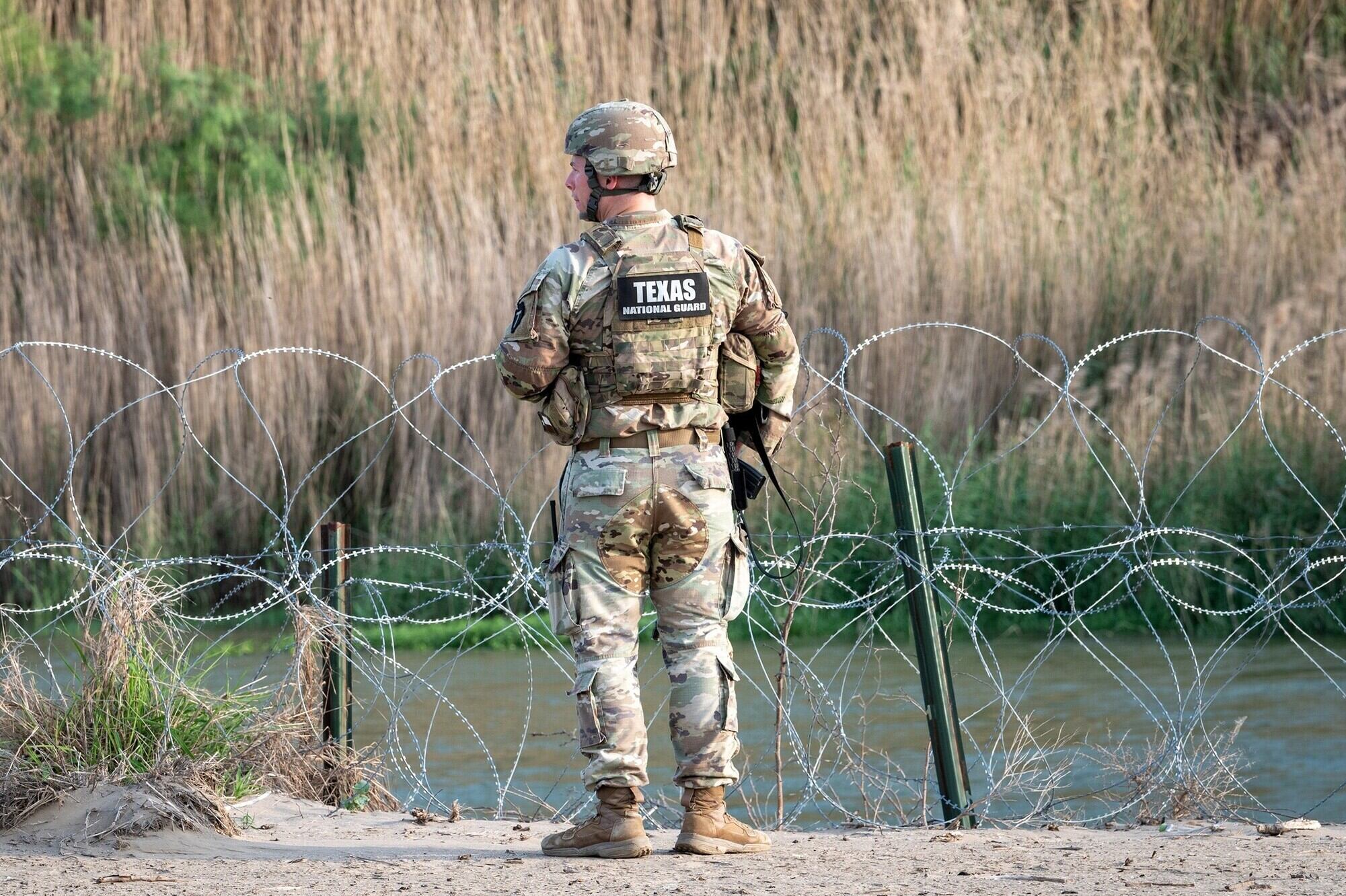 Los oficiales disuadirán, interceptarán y combatirán la inmigración ilegal