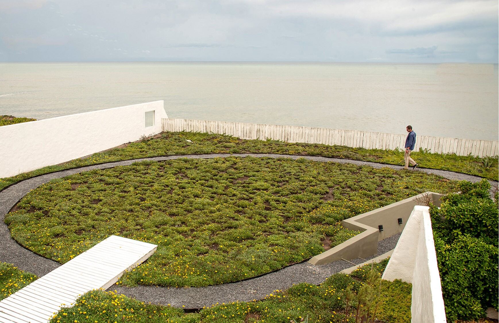 Jardines marítimos que enamoran: 3 propuestas de diseño, paisaje y refugio frente al mar