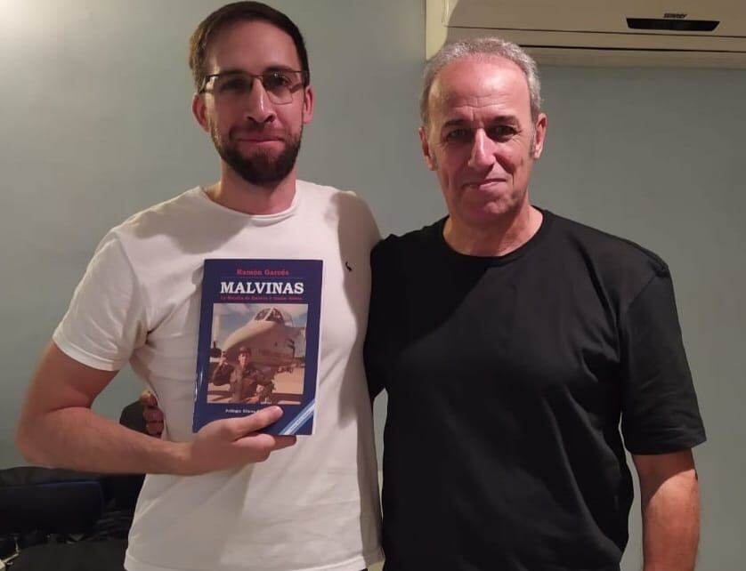 Hernán Patané, creativo de El Burro Studio, junto a Garcés: las reuniones entre ellos dieron como resultado un videojuego que reconstruye la Guerra de Malvinas 