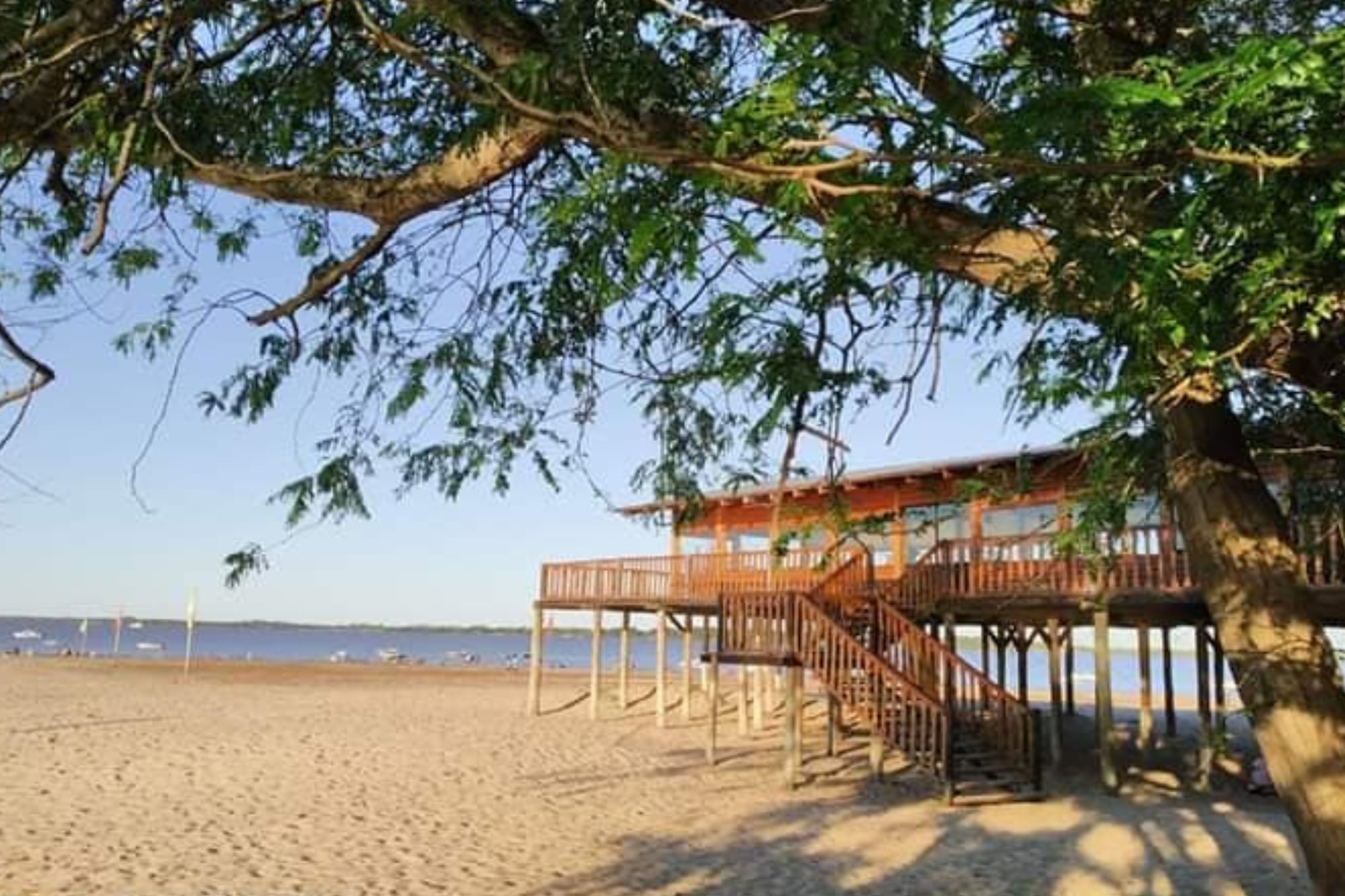 No hay alojamientos en la Isla Cambacuá, por lo cual solo se puede ir a pasar el día