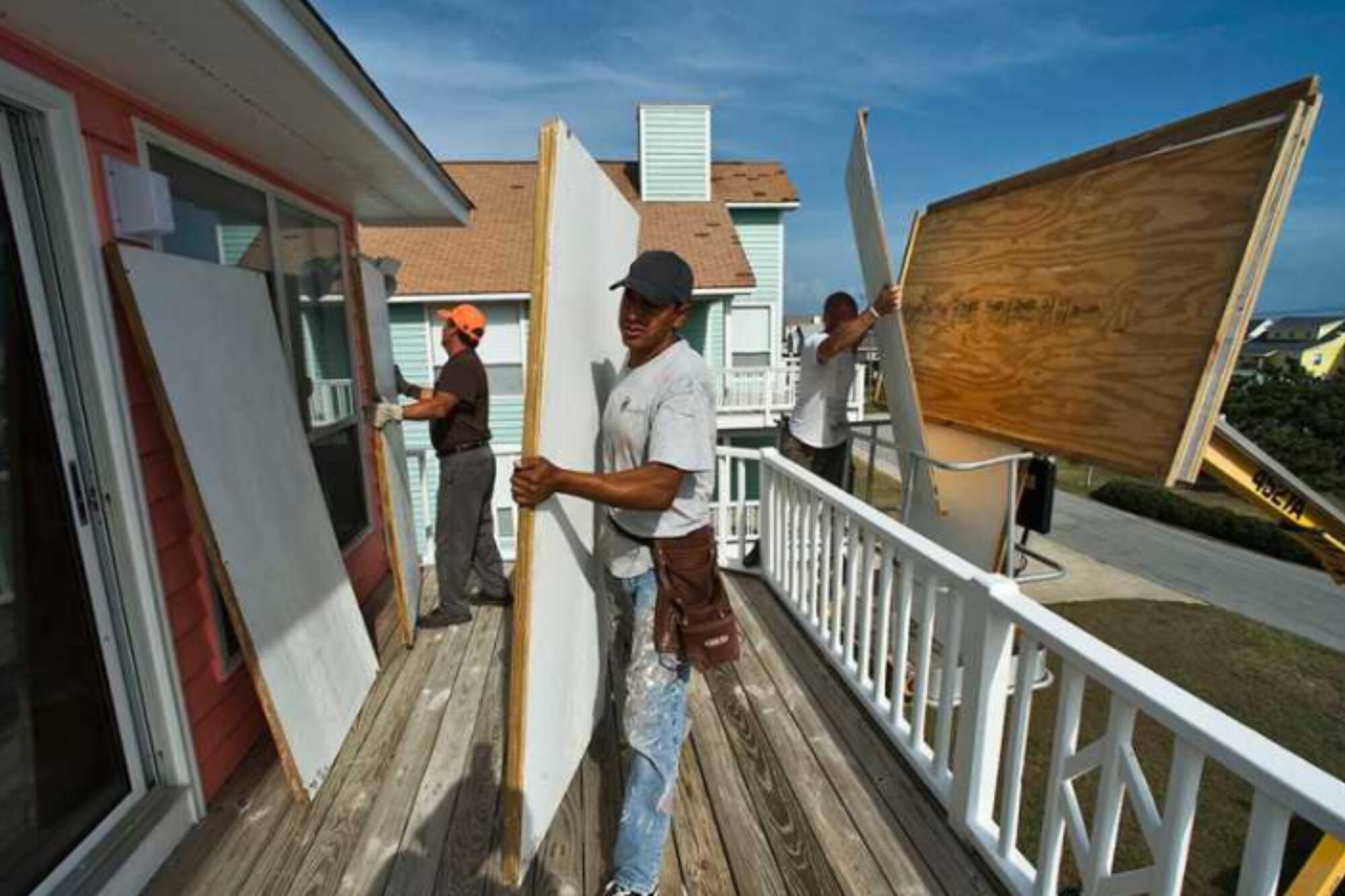 Ciudadanía, propiedad legal, aporte del 25% del costo y ningún daño previo por huracanes: el filtro inicial del programa