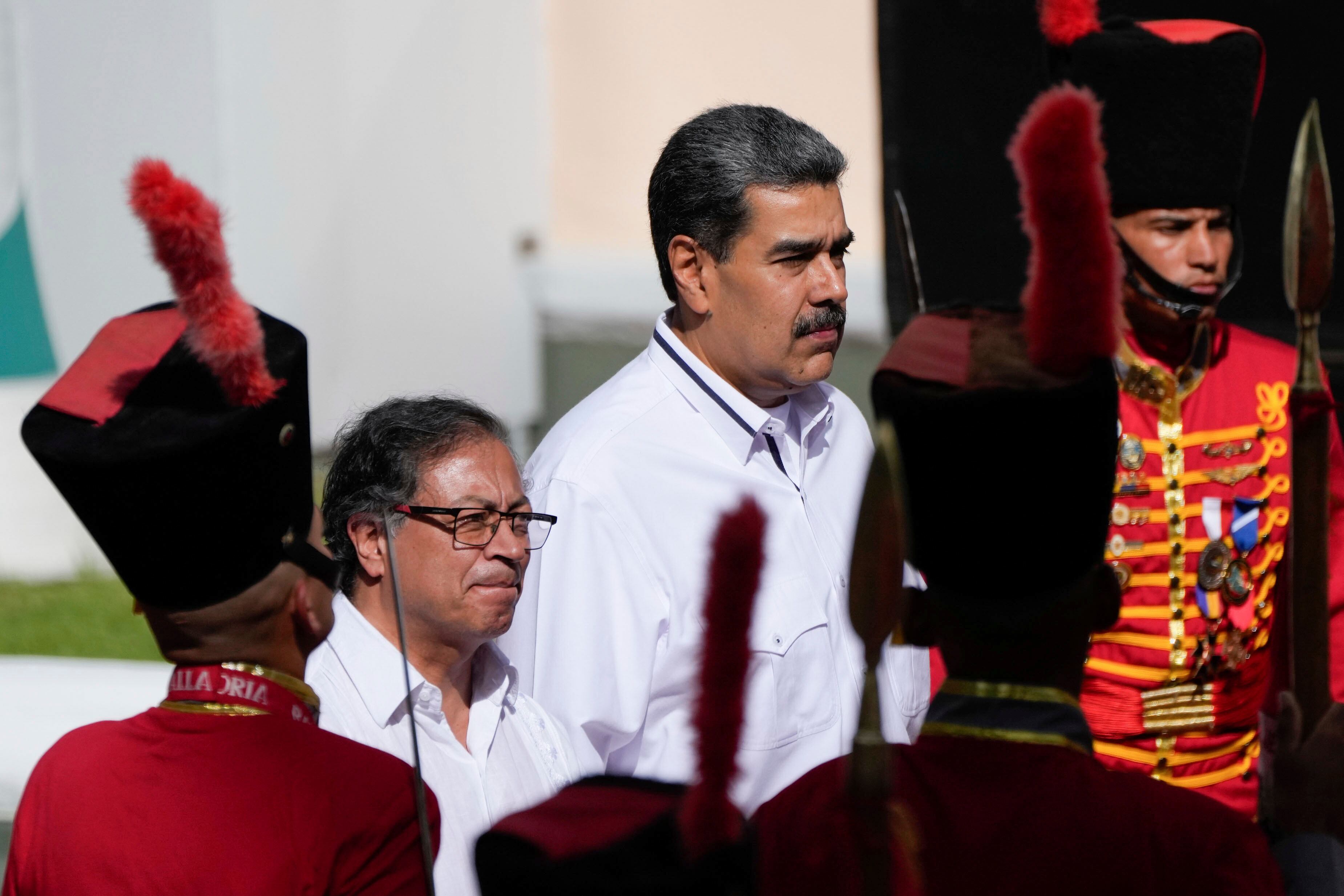 El presidente venezolano, Nicolás Maduro, junto al presidente colombiano, Gustavo Petro, en Caracas, Venezuela, el sábado 18 de noviembre de 2023