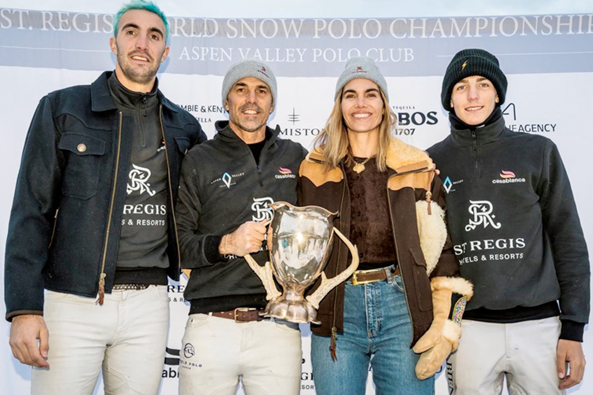 Nacho jugó el Campeonato de Snow Polo St.Regis con sus hijos Hilario y Artemio (con gorra). Tras ganarlo, posaron con Delfina en el podio