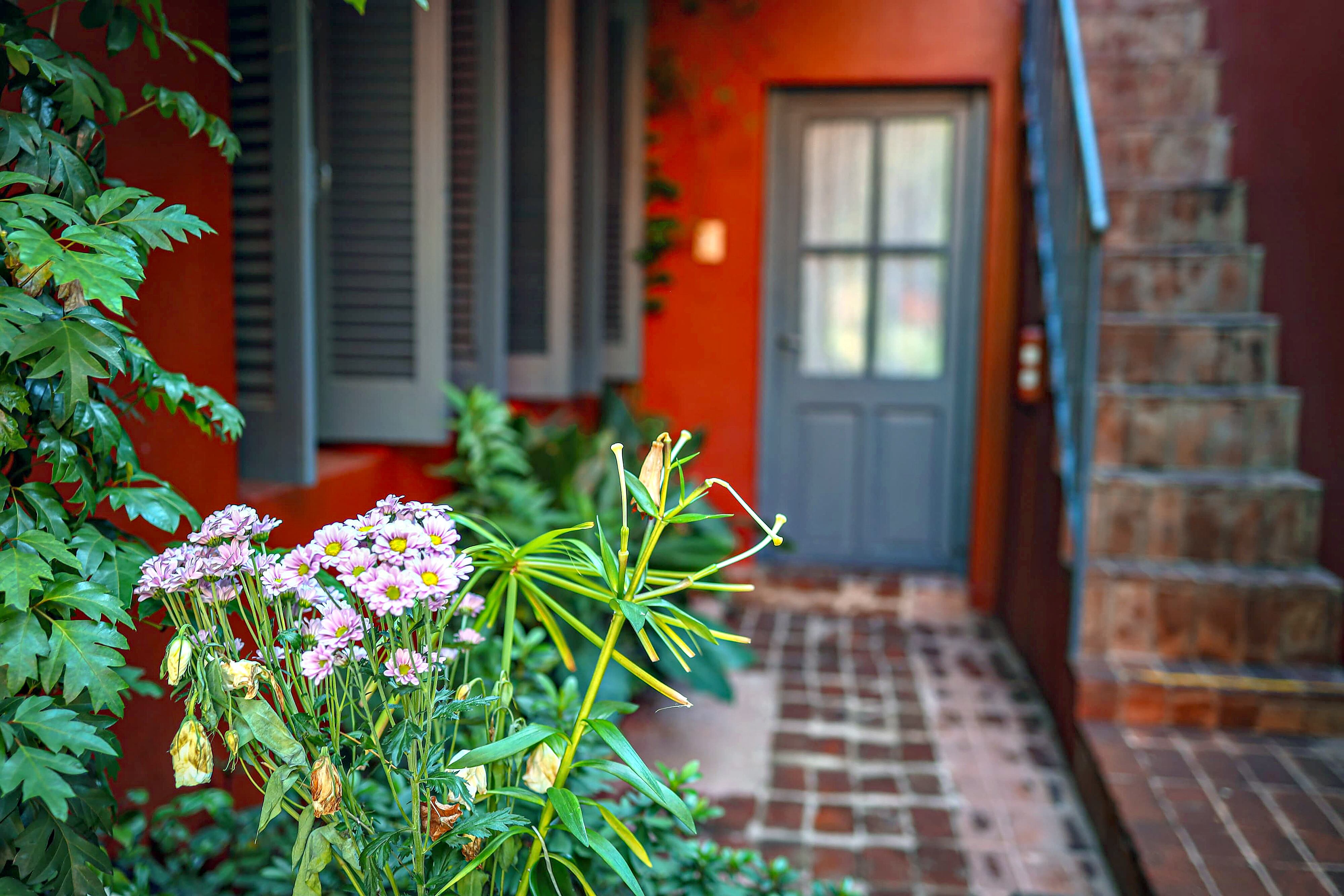 Cuenta con tres niveles de terrazas con exuberantes jardines.