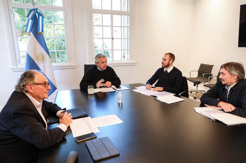 Máximo Kirchner, con Martín Guzmán, Alberto Fernández y Carlos Heller, durante las discusiones por el impuesto a la riqueza, en septiembre de 2020