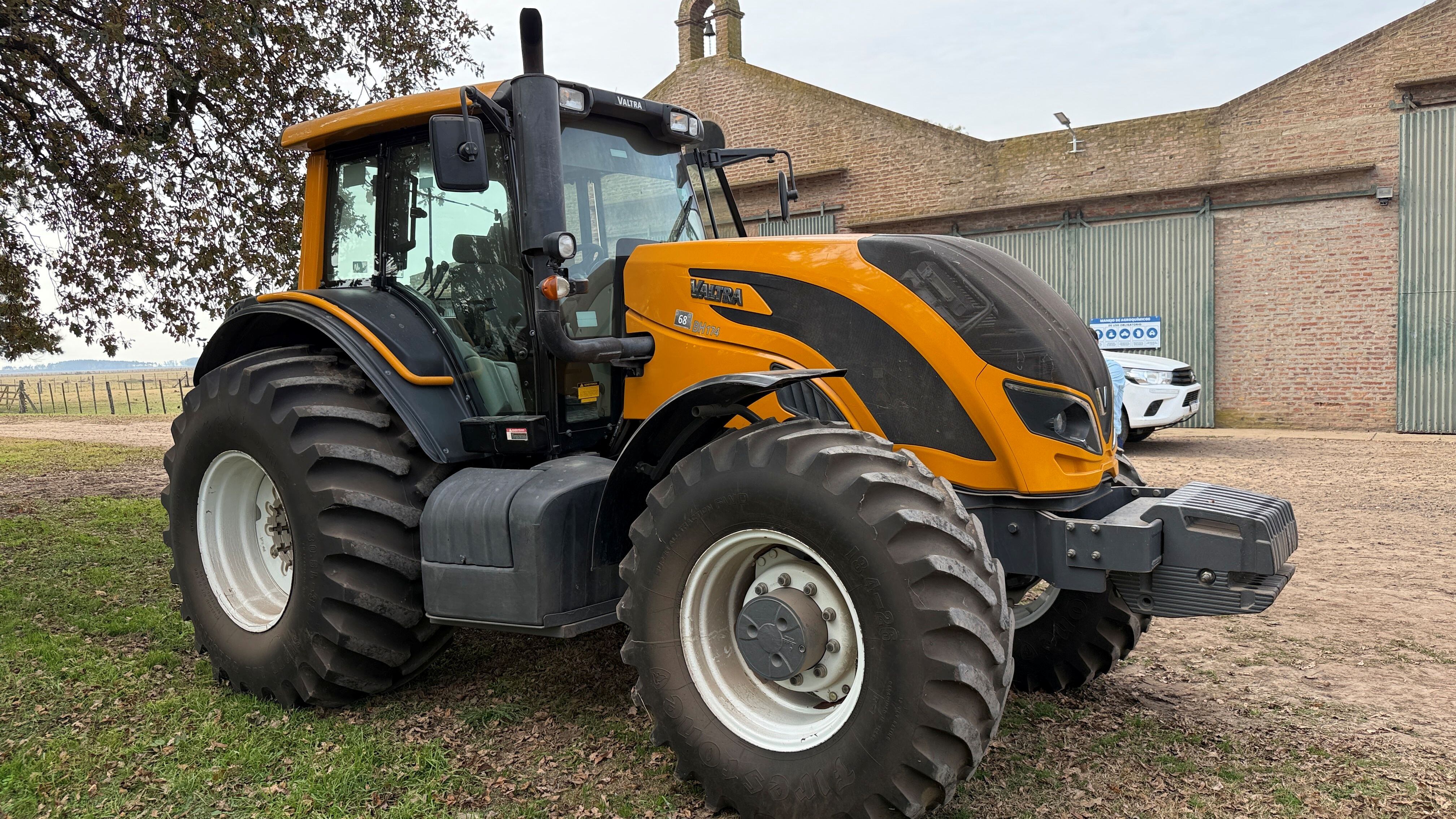 Se vende un tractor Valtra