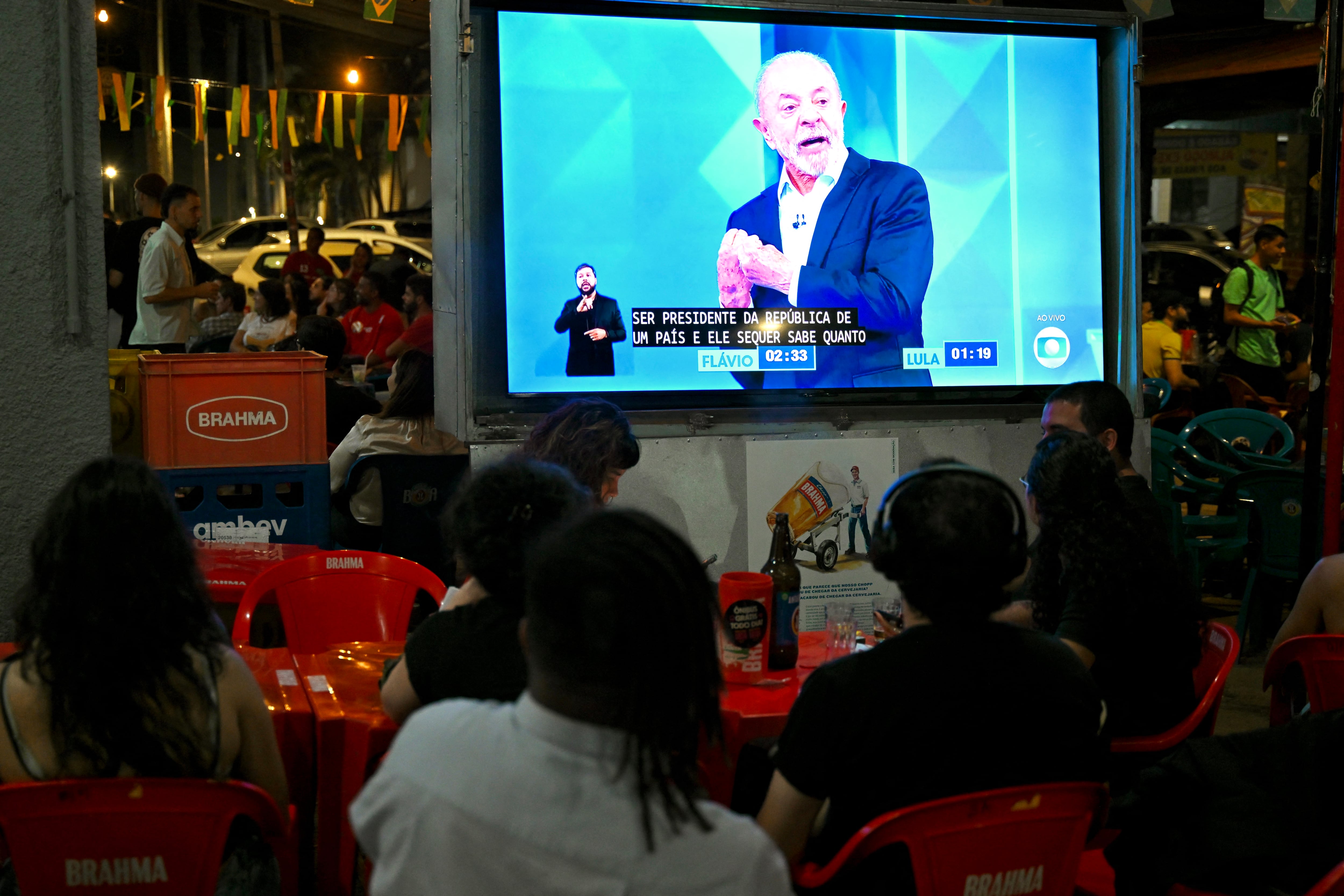 Un grupo de seguidores de Lula sigue el debate por TV