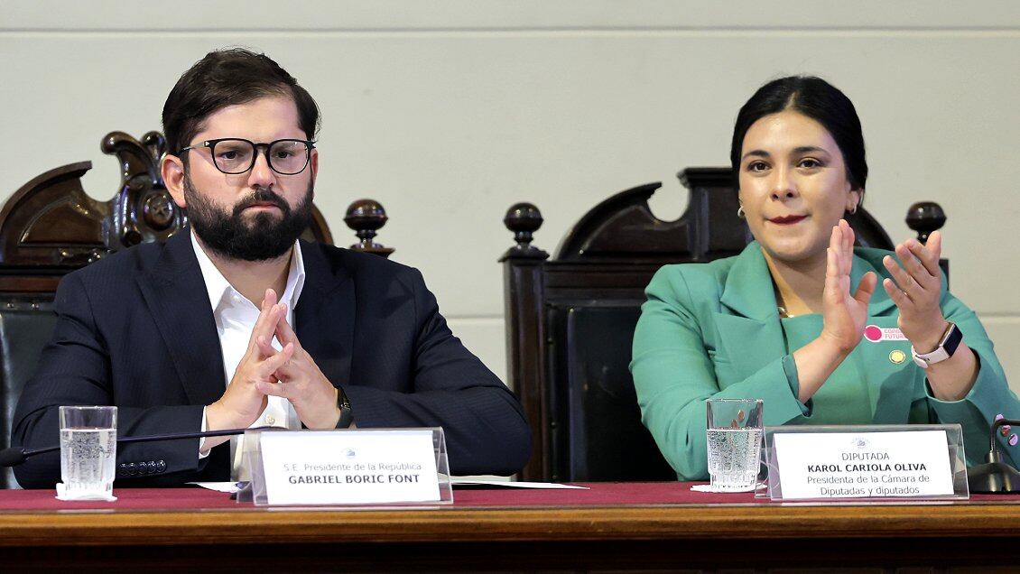 El presidente de Chile, Gabriel Boric, y la presidenta de la Cámara de Diputados Karol Cariola