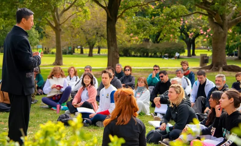 Liu Ming, médico taoísta y maestro de taichí: “Este cuerpo es el mayor tesoro que tenemos” 7 El maestro junto a sus alumnos en un retiro