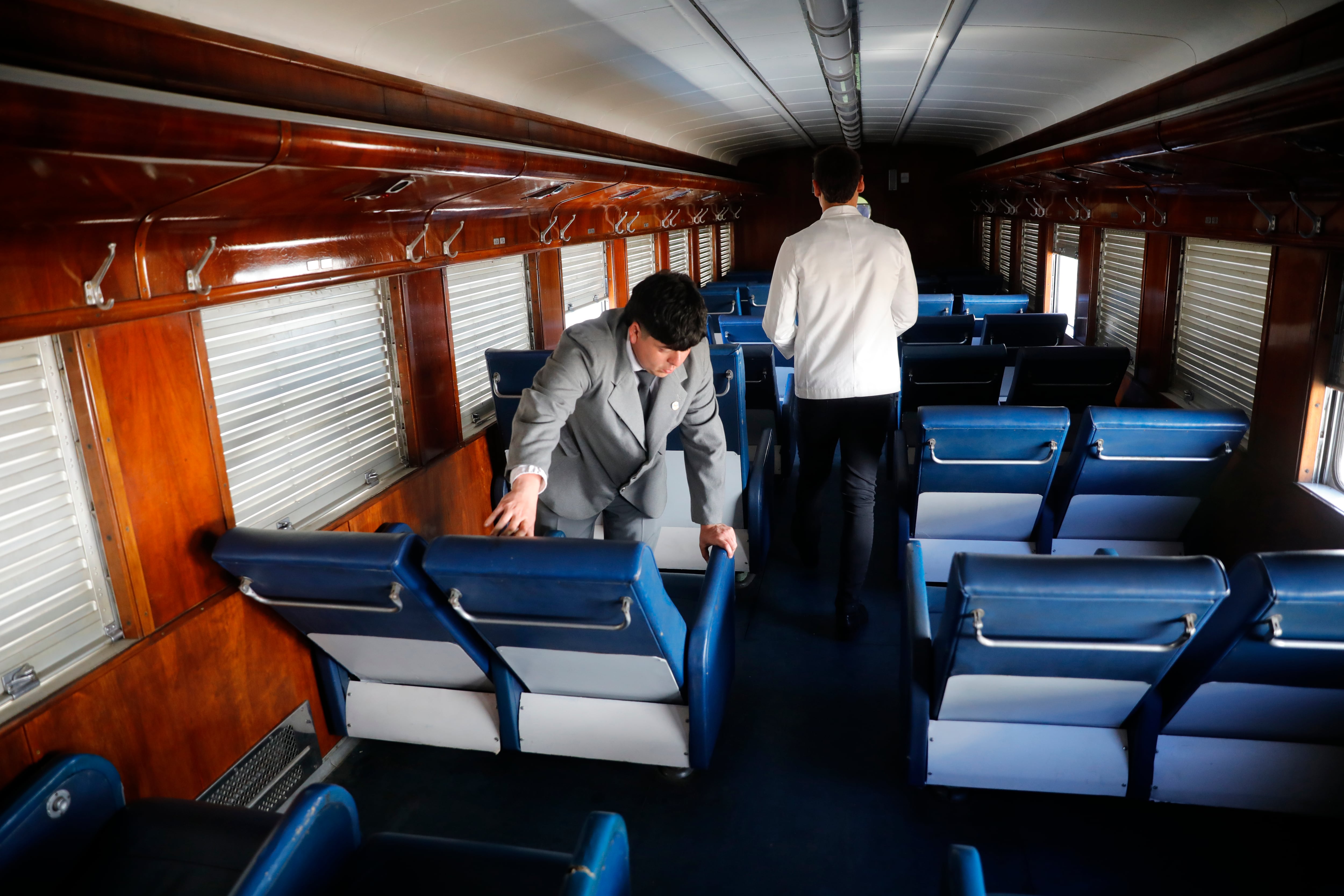 Madera y cuero, en la restauración de los vagones de transporte de pasajeros