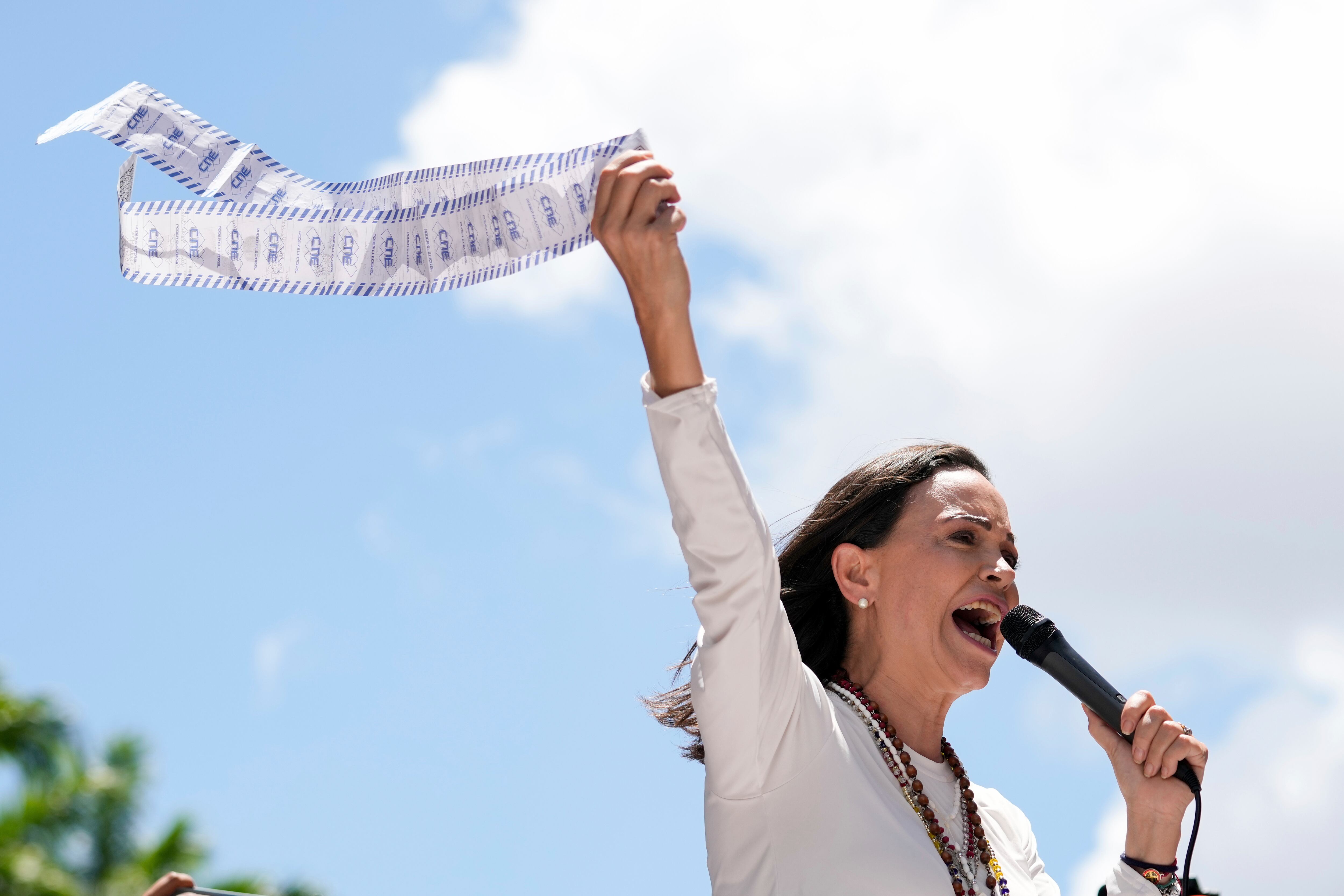 La líder opositora María Corina Machado muestra una hoja de conteo de votos durante una protesta contra la reelección de Nicolás Maduro como presidente de Venezuela, un después después de unos polémicos comicios en los que, según afirma, la oposición ganó por una amplia mayoría, en Caracas, Venezuela, el 28 de agosto de 2024