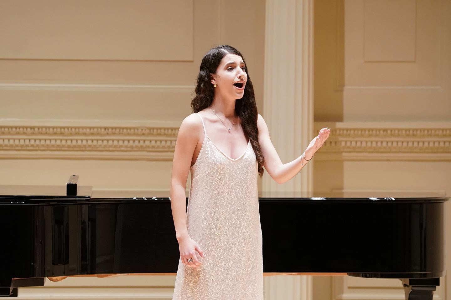 Morena Galán egresó del Colón como mezzosoprano y hoy es la única argentina e hispana en el Metropolitan Opera de Nueva York