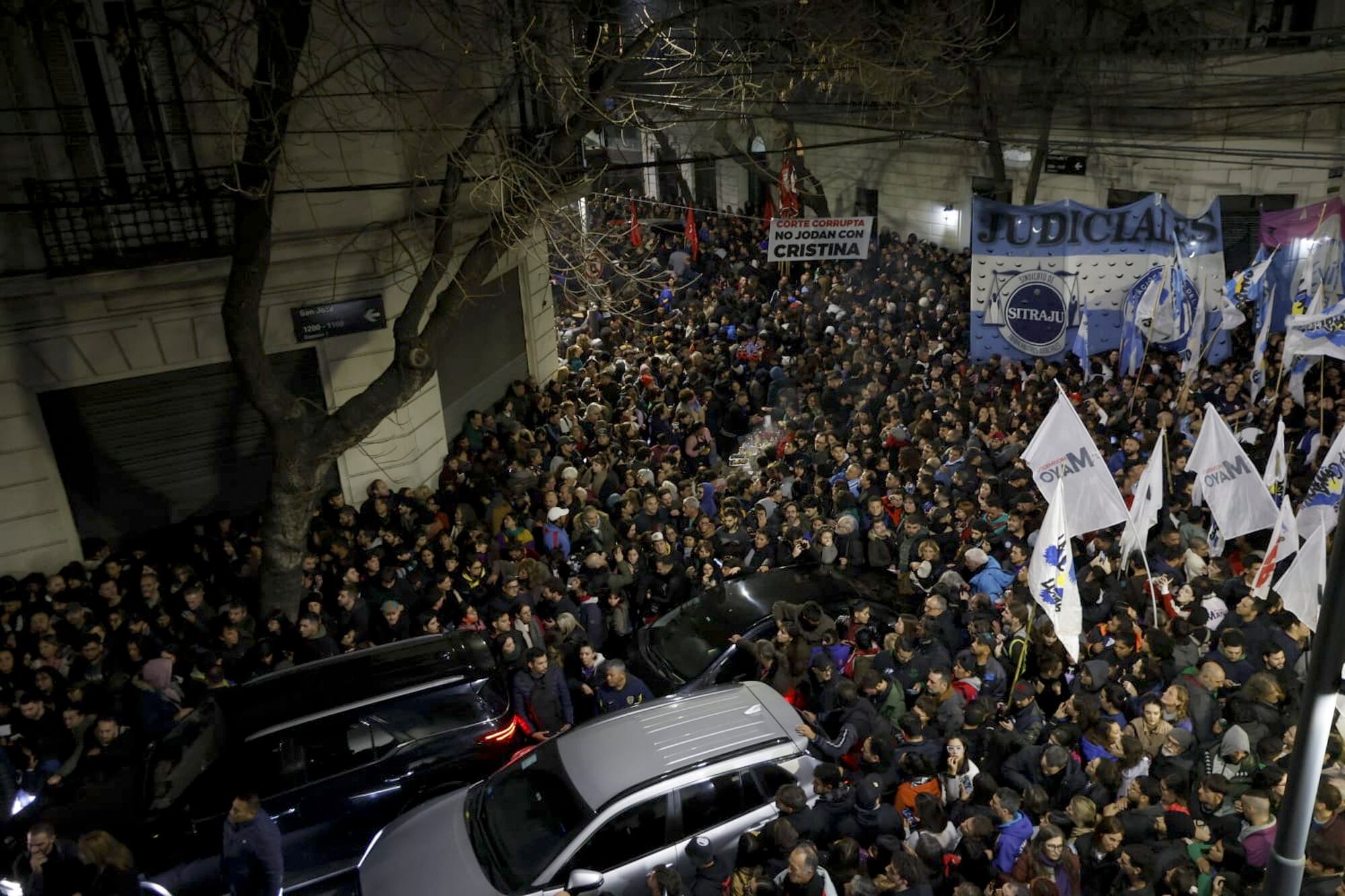 Partidarios de Cristina Kirchner aguardan en la puerta de la casa de la expresidenta