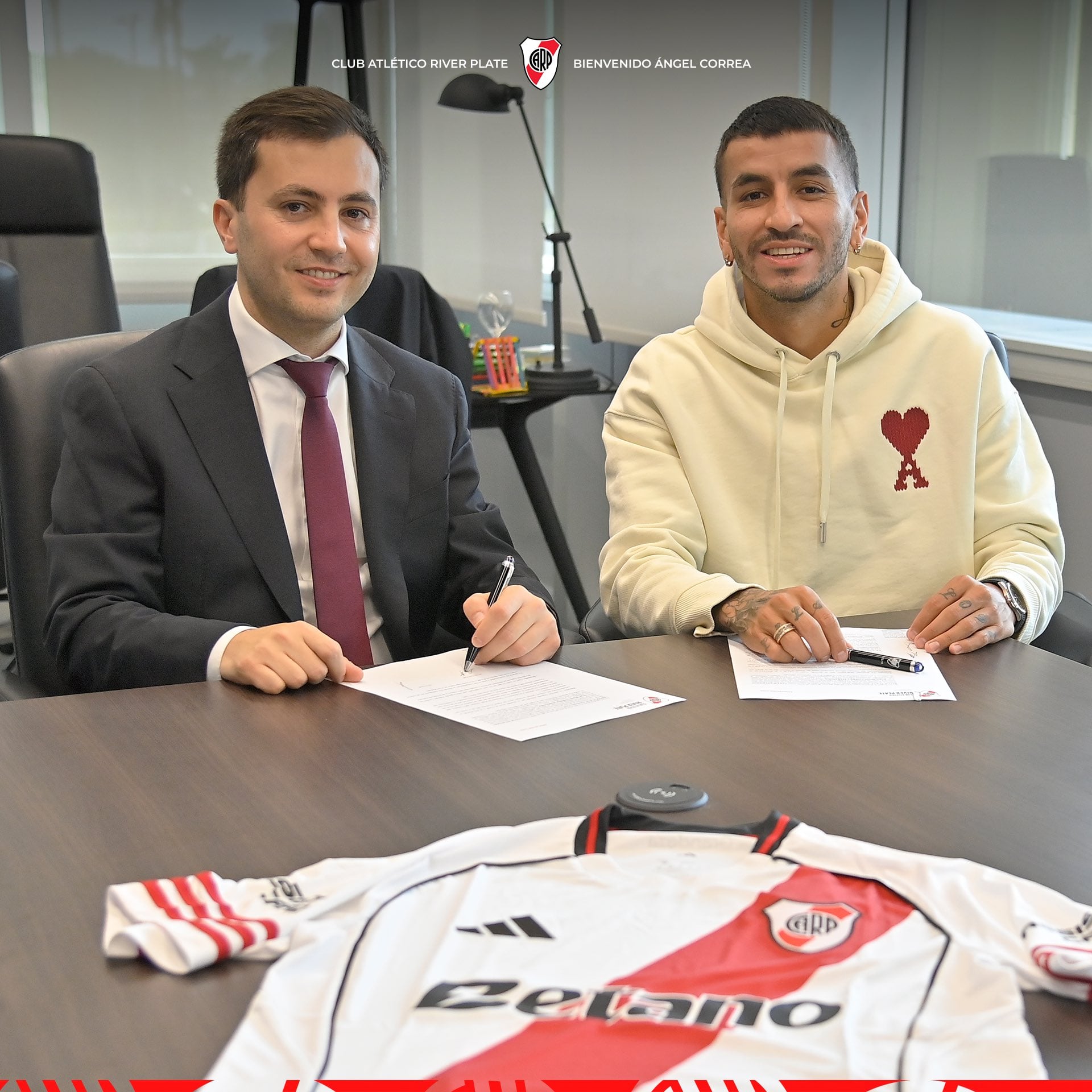 Ángel Correa con el presidente Stefano Di Carlo este viernes, luego de la revisión médica y tras la firma del contrato que lo unirá a River hasta diciembre de 2029