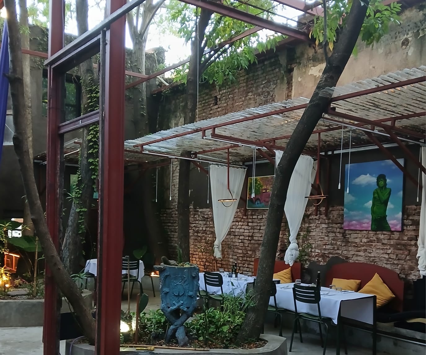 La nueva sede de Il Ballo del Mattone, diseñada por el arquitecto Alberto Rebecchi, fue pensada como una instalación habitable en diálogo con la naturaleza y el paso del tiempo.