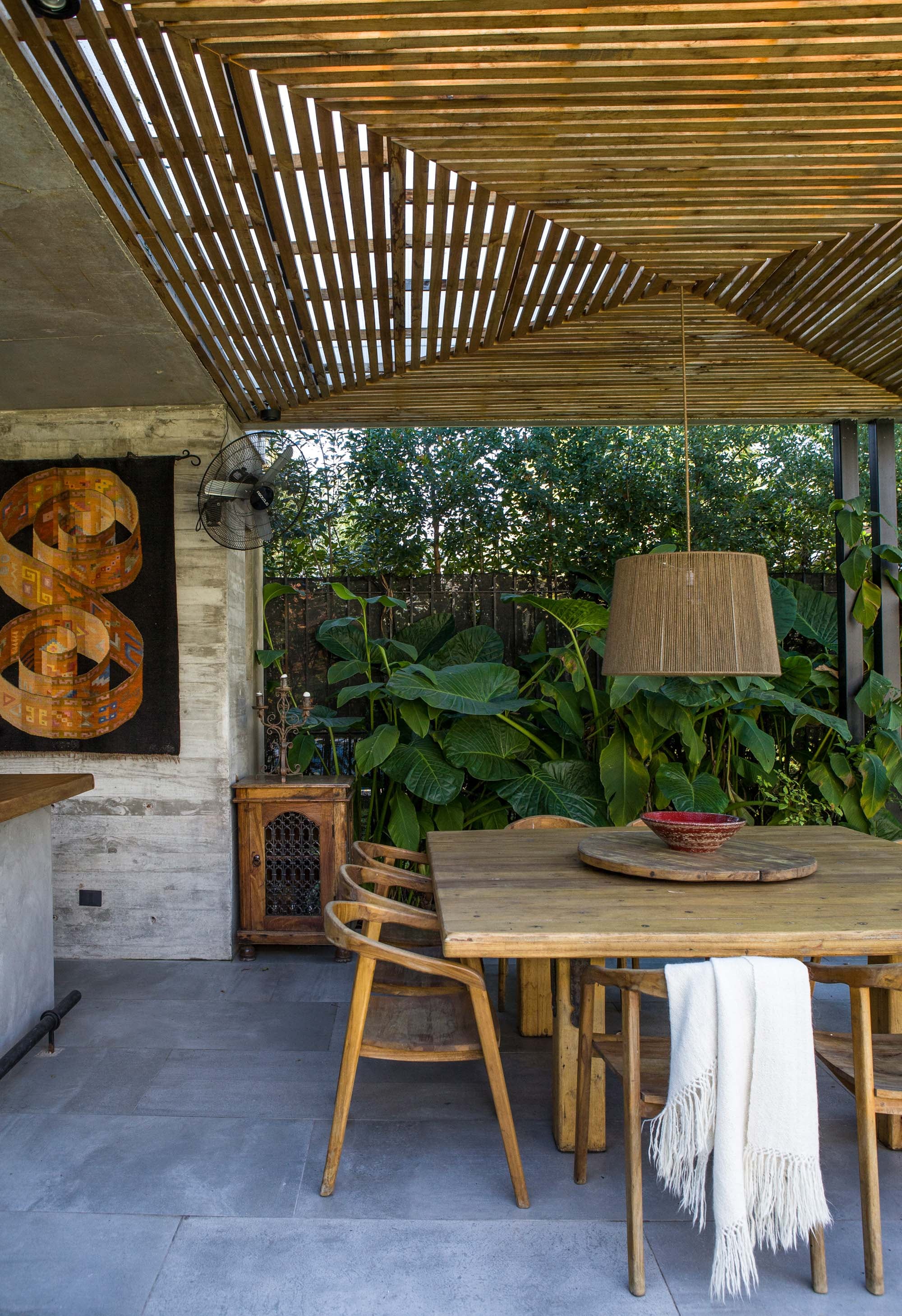 Sillas de petiribí (Maderas Litoraleños). Tapiz comprado durante un viaje familiar a Perú.