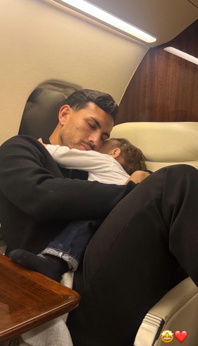 Las vacaciones de Leandro Paredes en Bariloche junto a su familia: nieve, pileta y cena romántica 10 La foto de Leandro con su hijo Lautaro