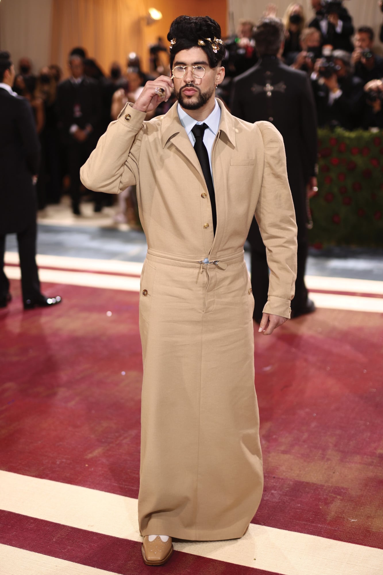 Con un vestido con mangas abullonadas de Burberry, by Riccardo Tisci, zapatos de estilo derby y anteojos sin patillas para la gala Met de 2022, en Nueva York