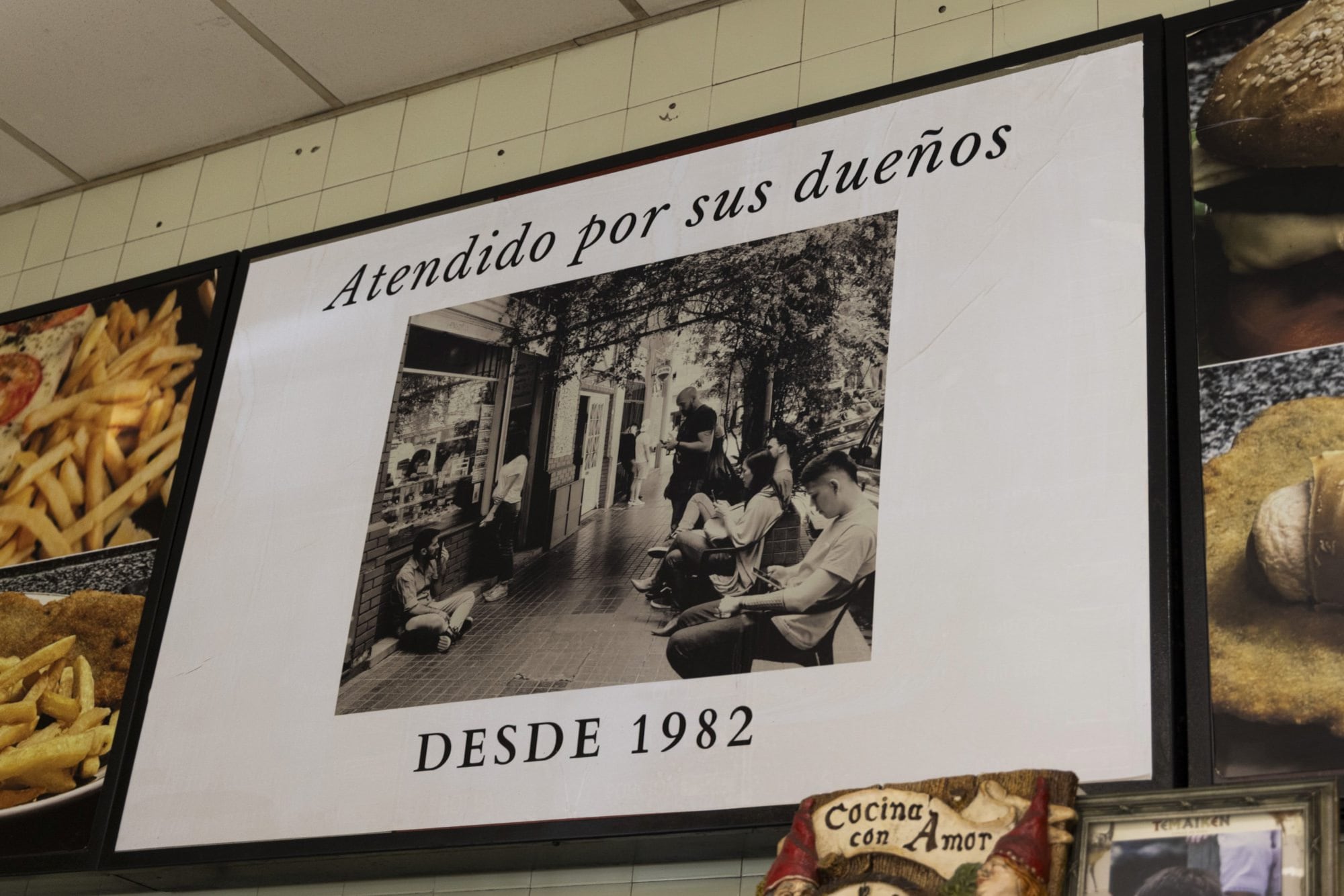 “Atendido por sus dueños”, anuncia un cartel en la rotisería “La Tana”. Todo empezó en 1982