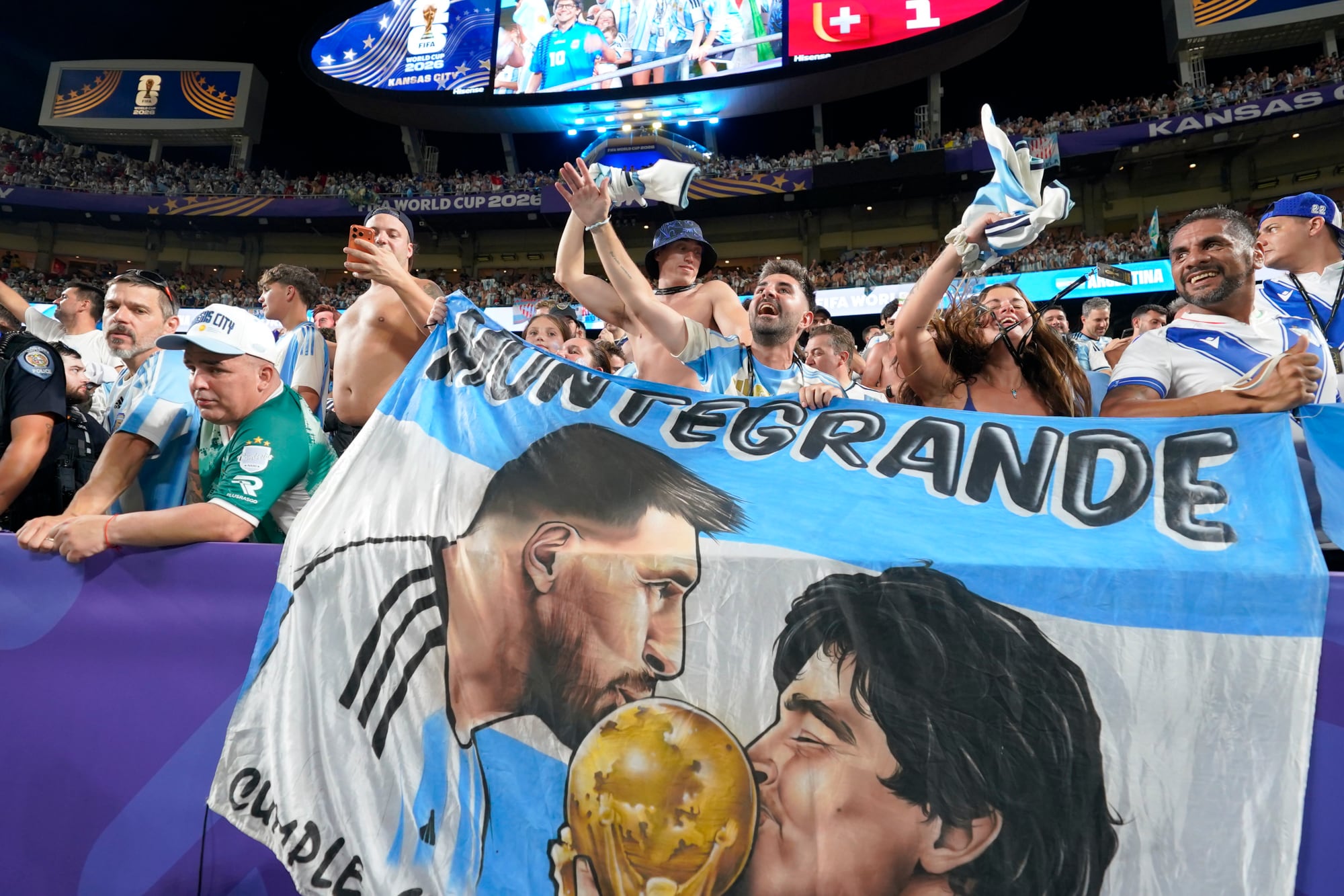 Hinchas argentinos en Argentina vs Suiza, por los cuartos de final de la copa del mundo 2026, en el estadio Arrowhead de Kansas City