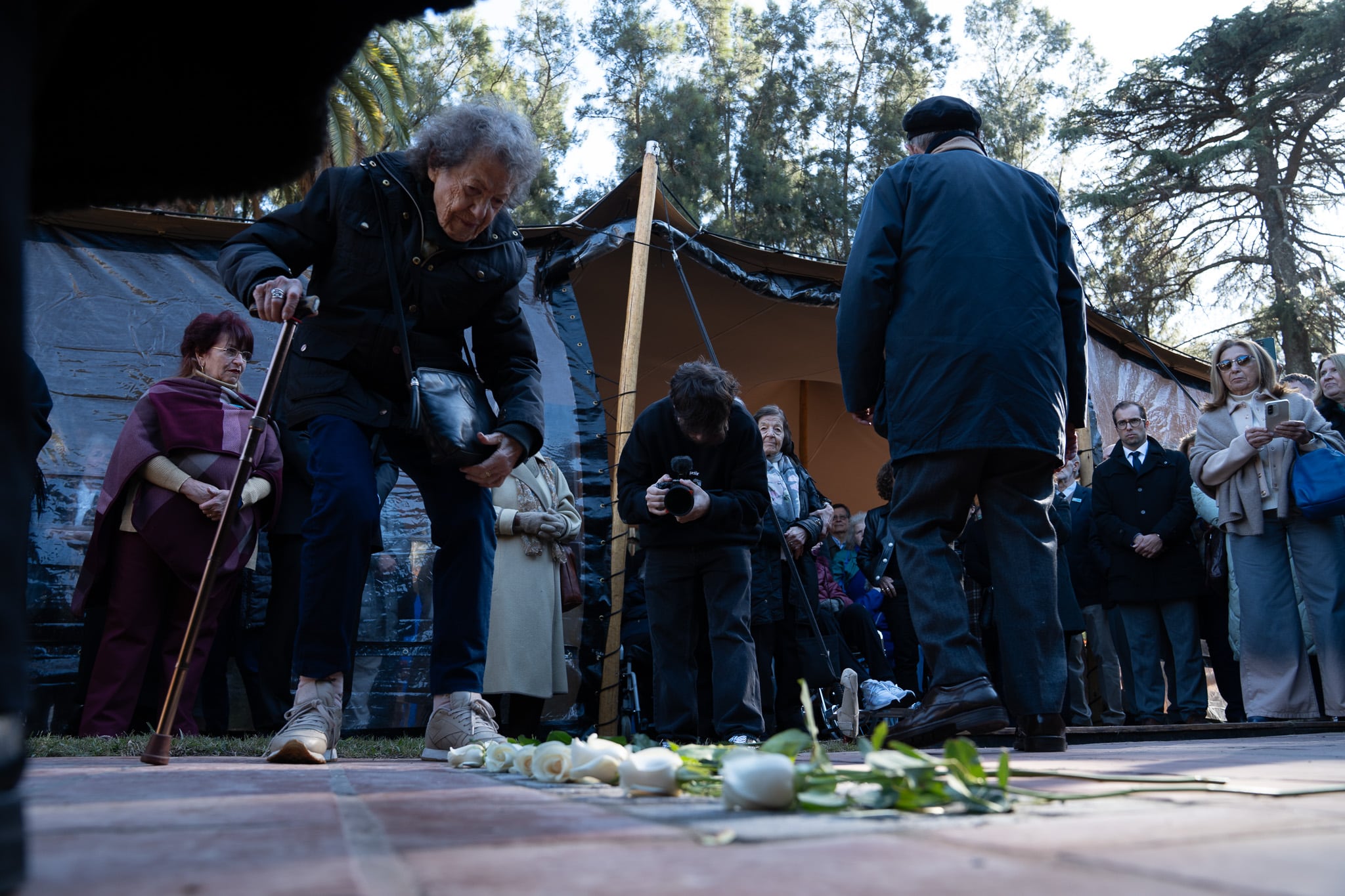 En un emotivo acto respaldado por la Embajada de Alemania, la Asociación Filantrópica Israelita y el Centro Hirsch fueron honrados con el “Umbral de memoria” (Stolperschwelle), un reconocimiento a su inquebrantable labor humanitaria que, a lo largo de más de 90 años, brindó refugio y una nueva oportunidad de vida a más de 12.000 personas que huían del horror del nazismo.
