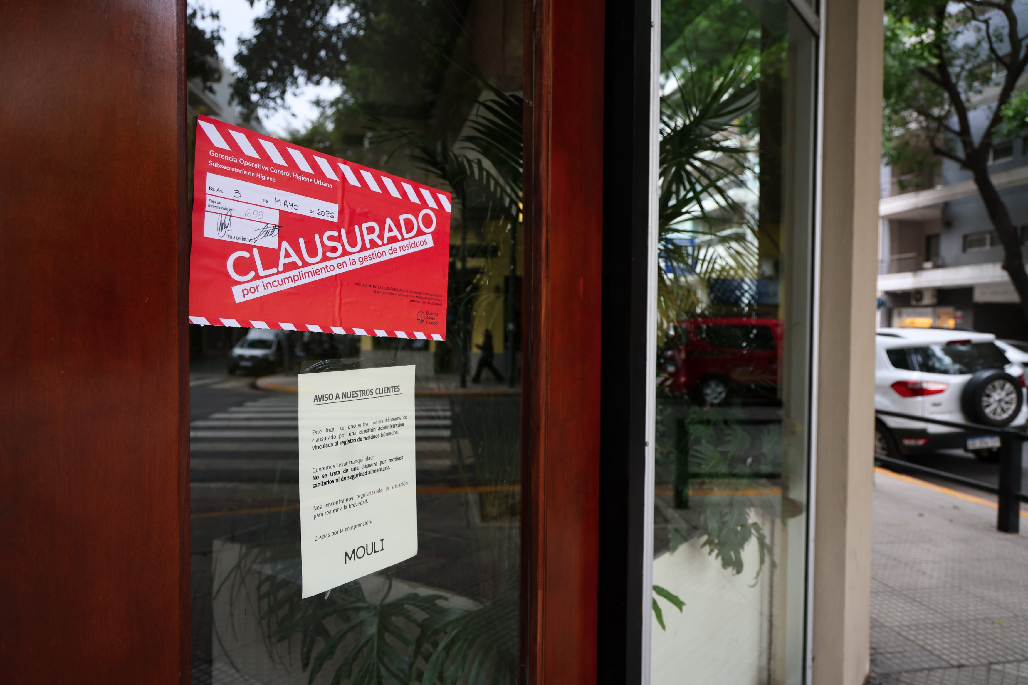 La faja de clausura en un bar de Palermo