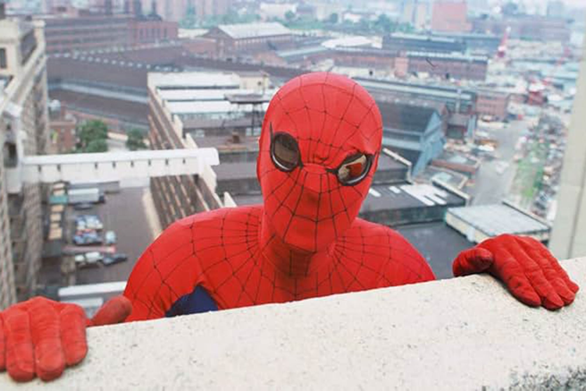 Así fue la primera (y olvidada) serie de Spider-Man: sin efectos digitales y con un doble colgado de un helicóptero