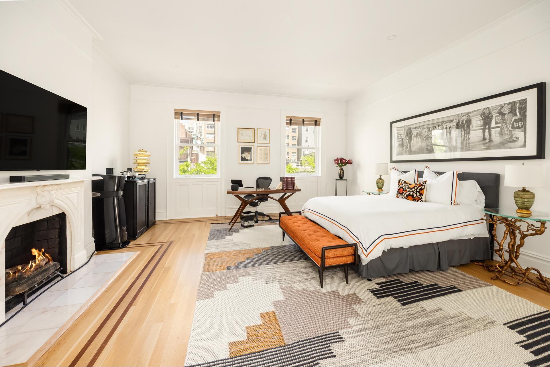 Así se ve uno de los cinco dormitorios dentro de la casa (Douglas Elliman)